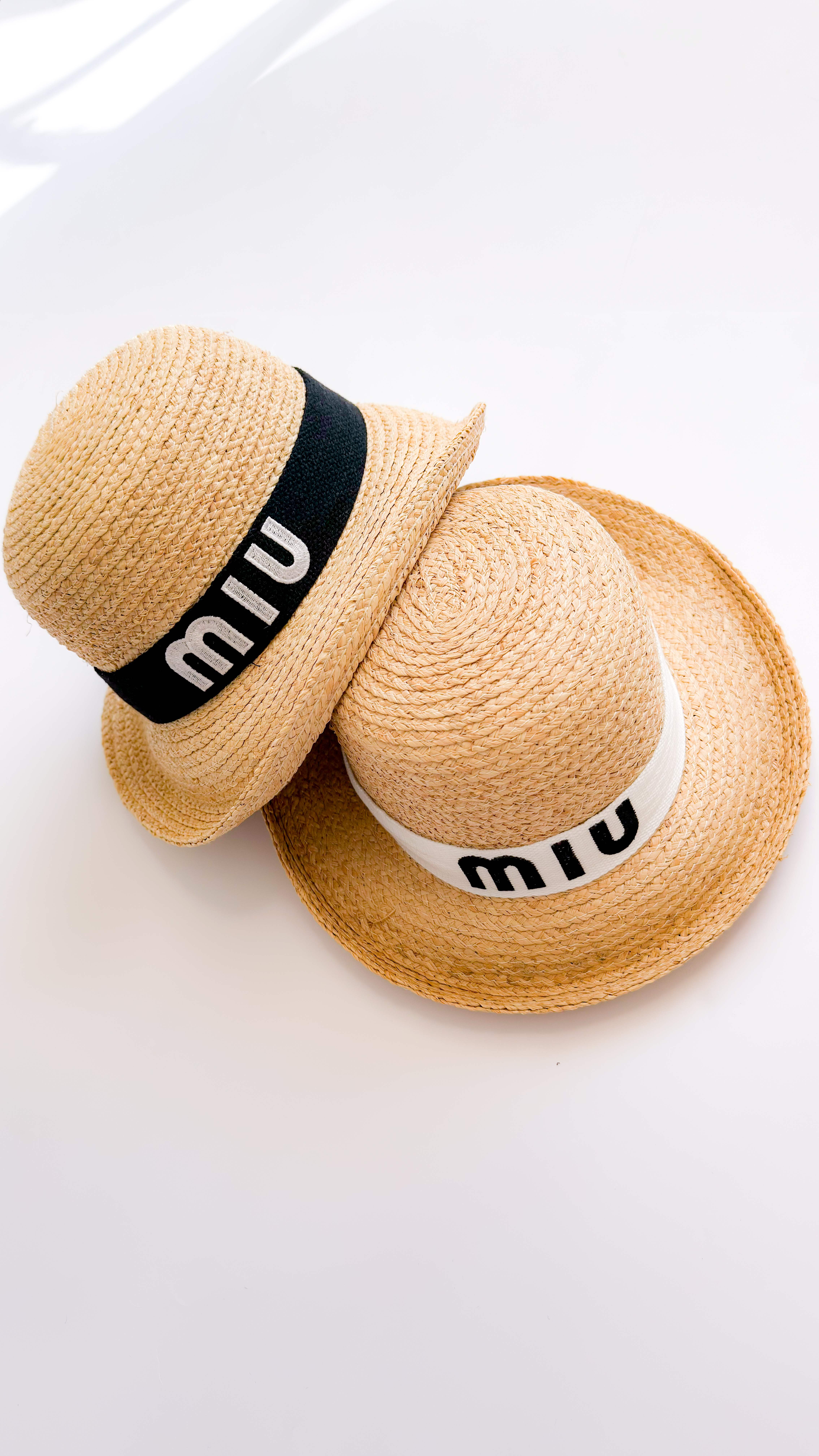 نمای دیگر از کلاه حصیری میو میو