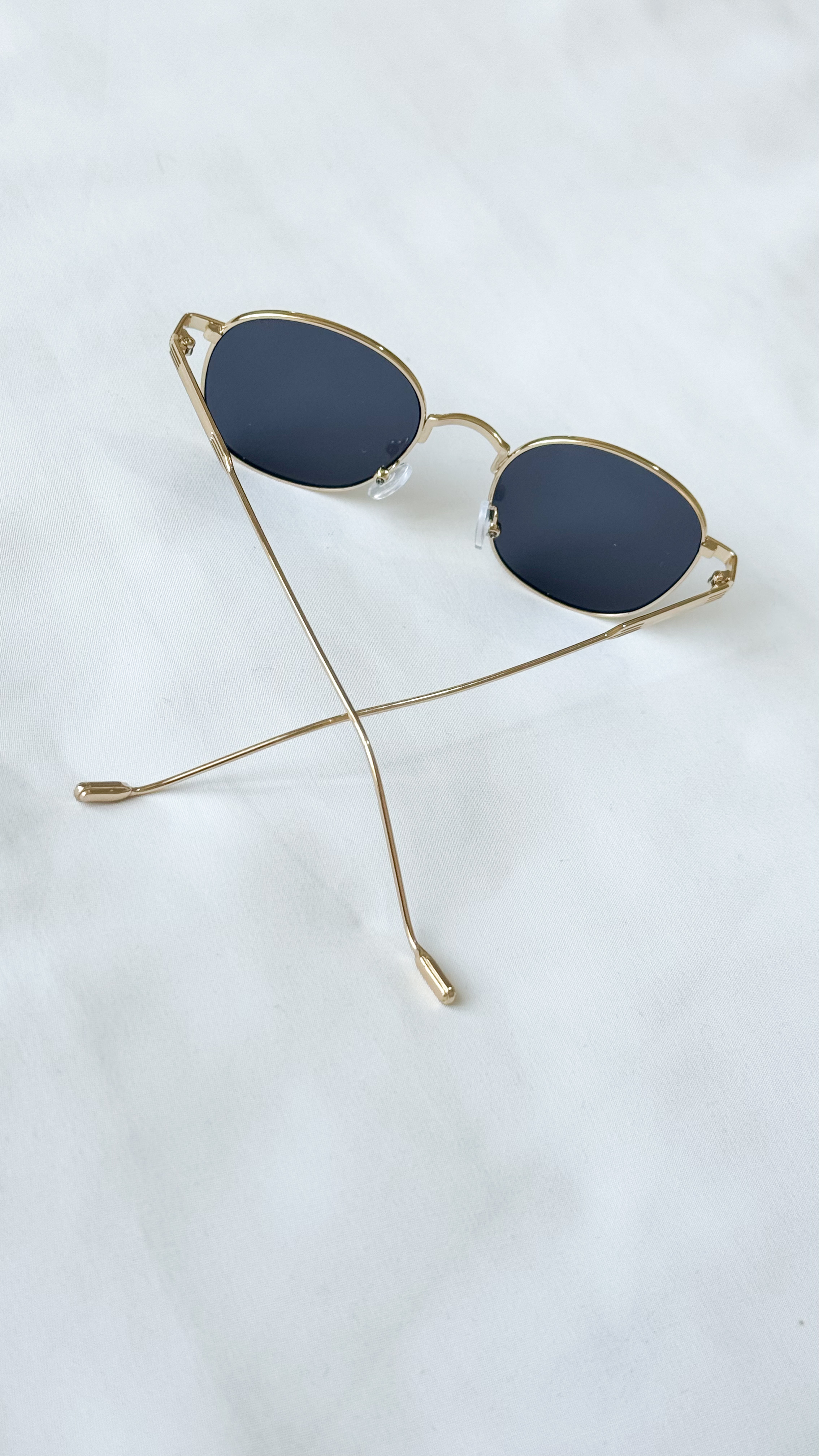 نمای دیگر از عینک فلزی گرد