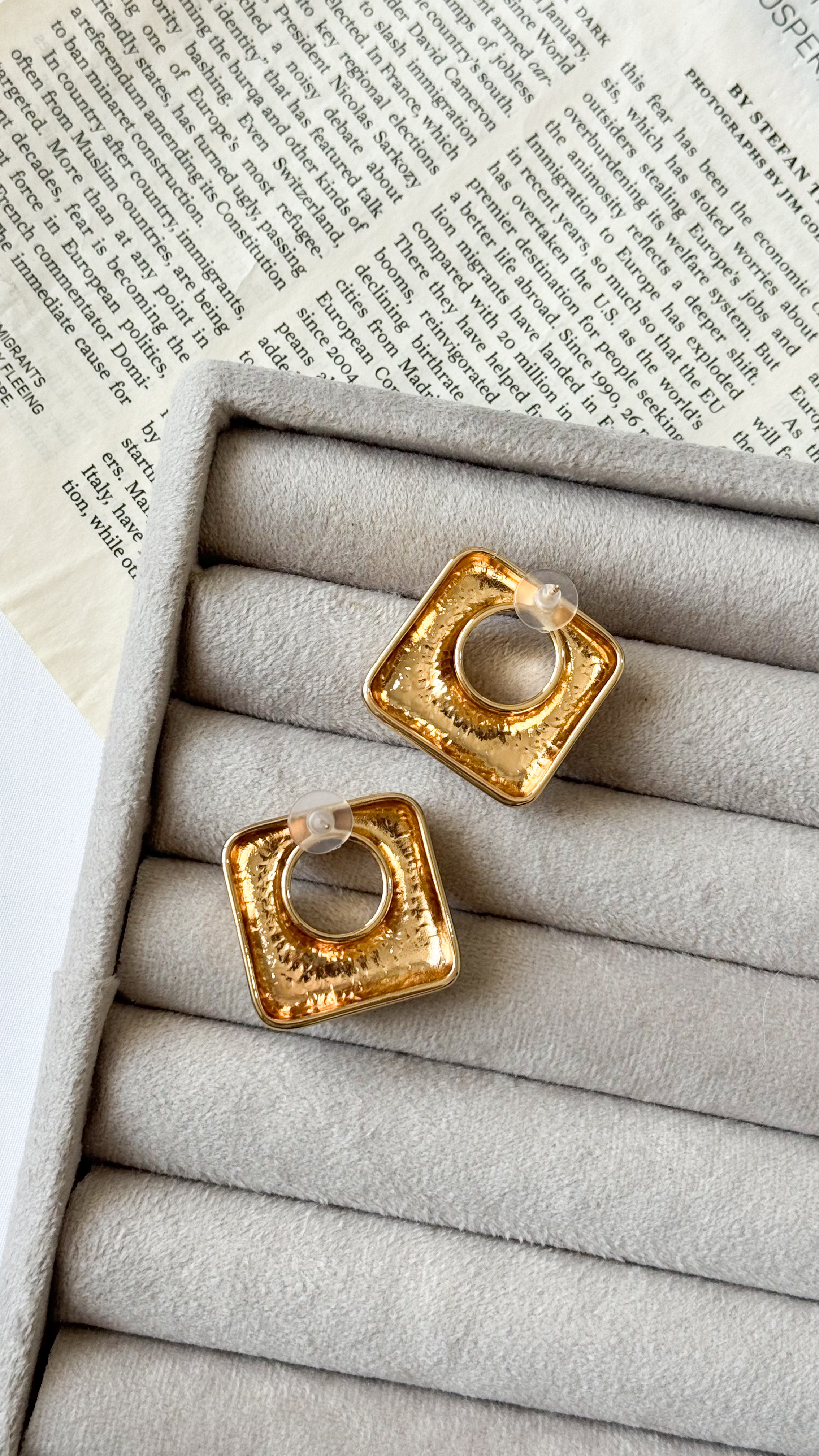 نمای دیگر از گوشواره مربع