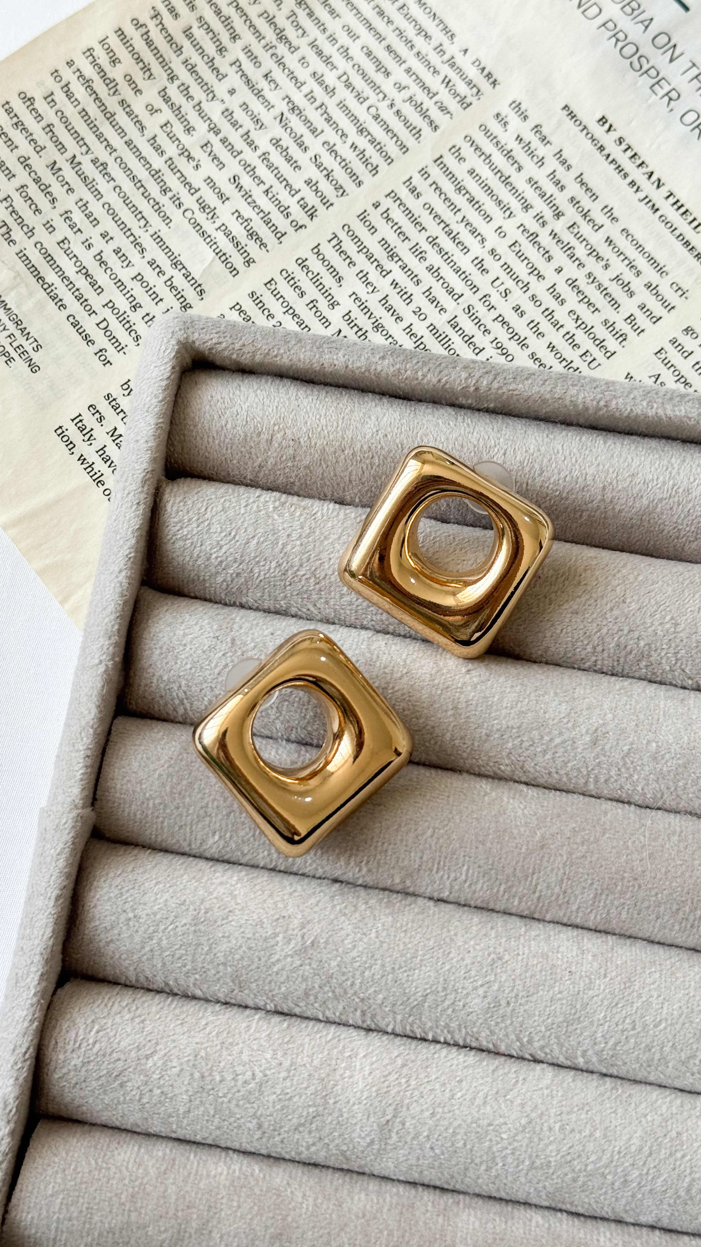 نمای دیگر از گوشواره مربع