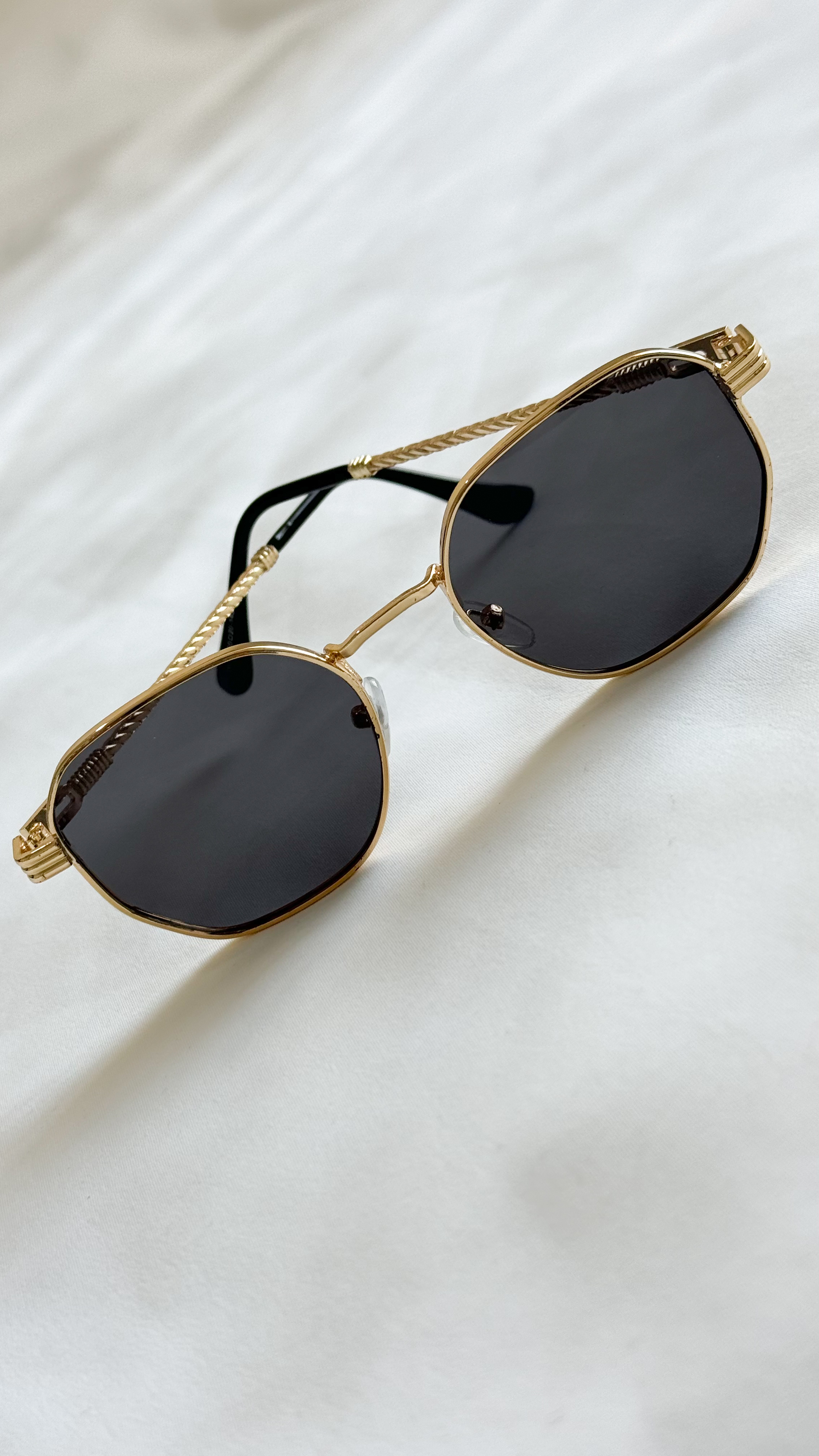 نمای دیگر از عینک فلزی