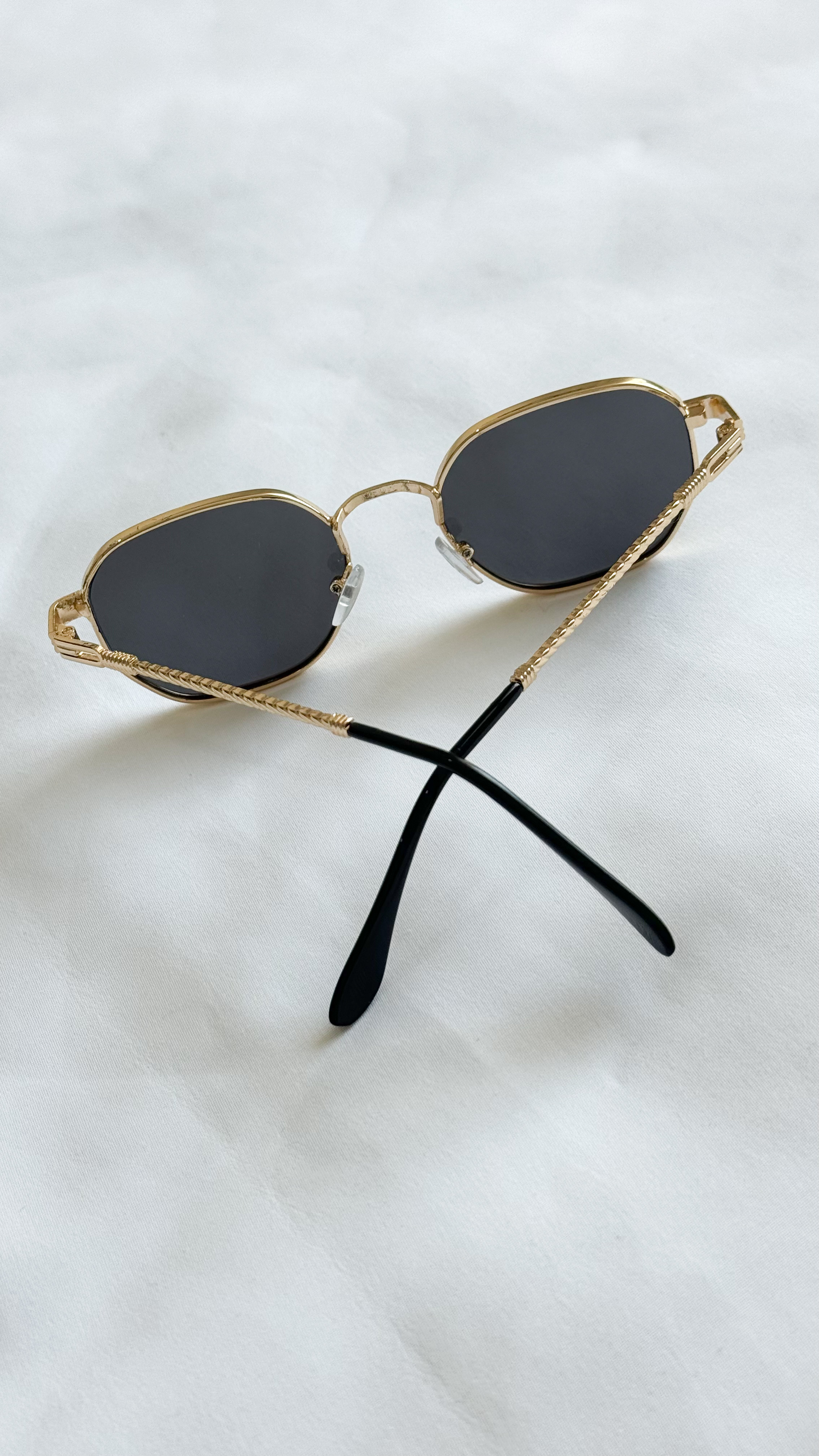 نمای دیگر از عینک فلزی