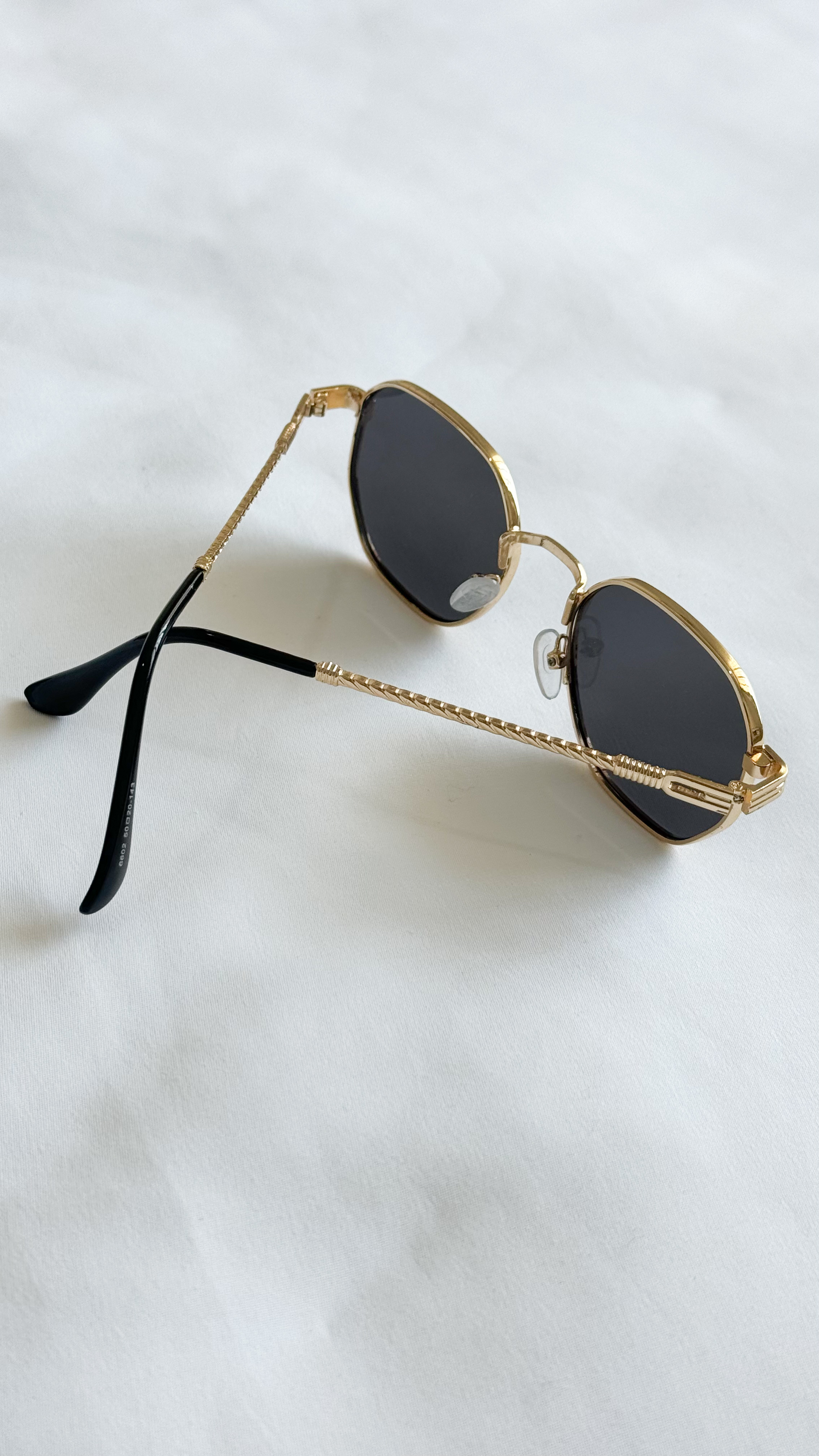 نمای دیگر از عینک فلزی