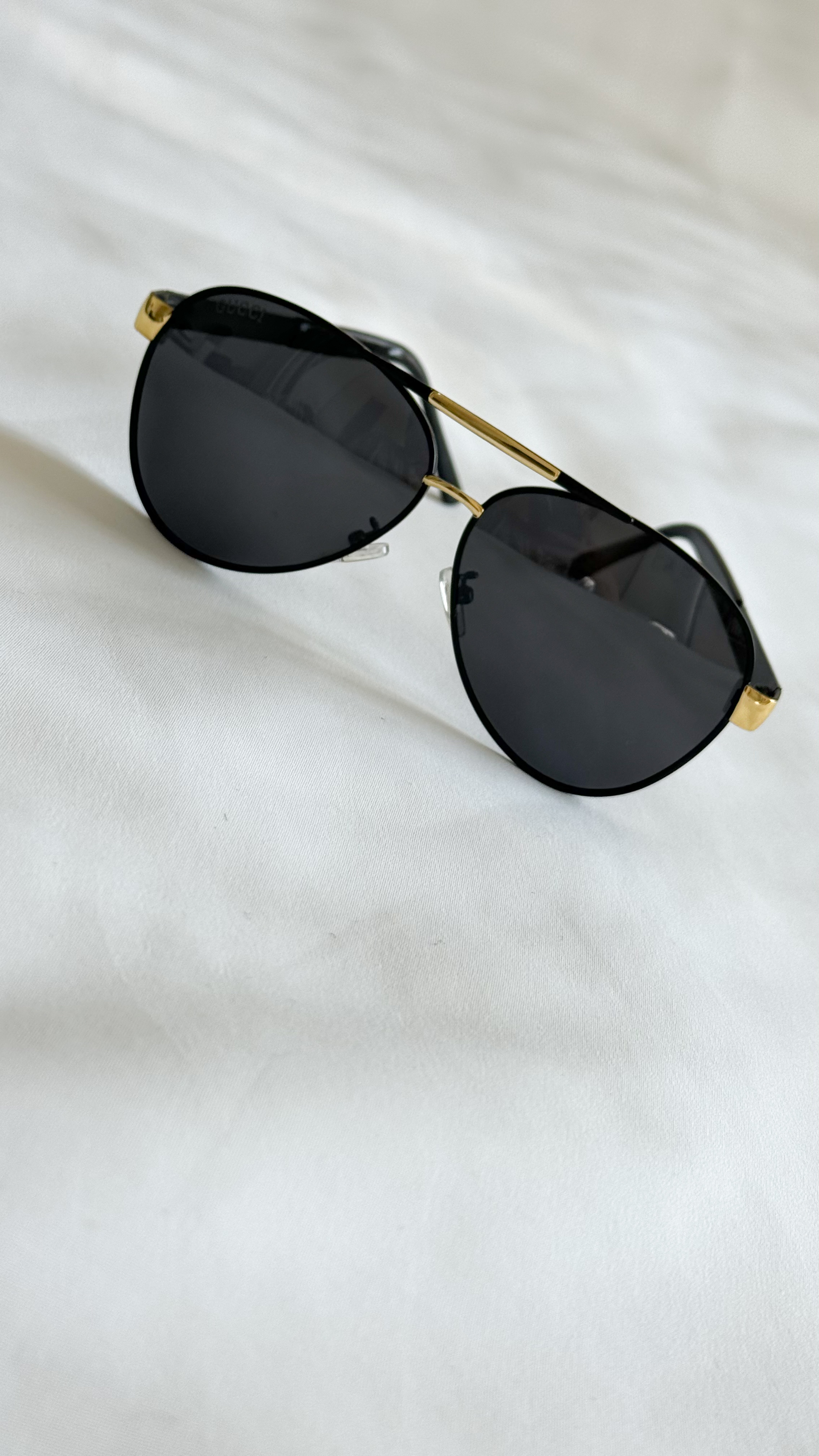 عینک مشکی طلایی