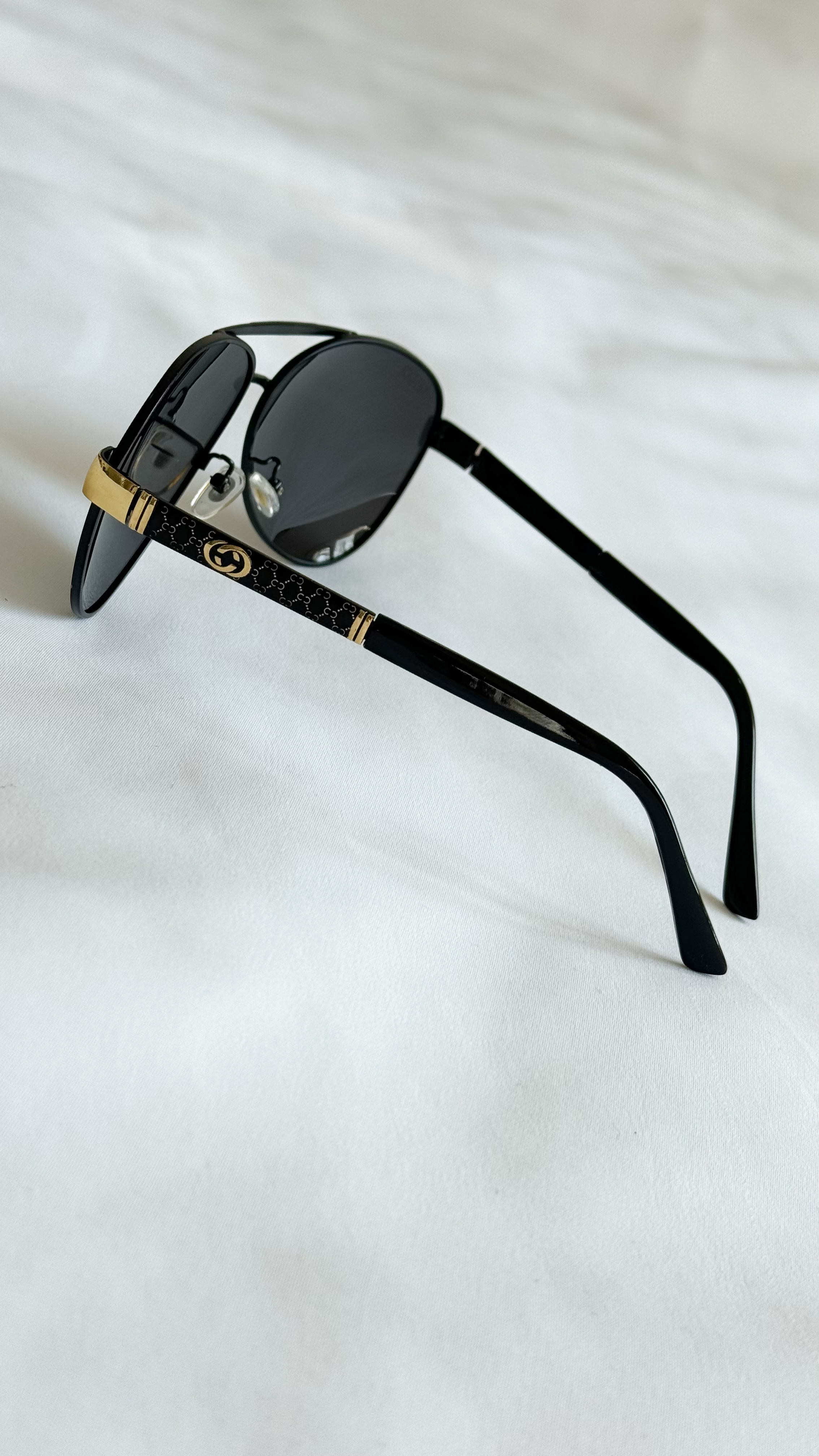 نمای دیگر از عینک مشکی طلایی