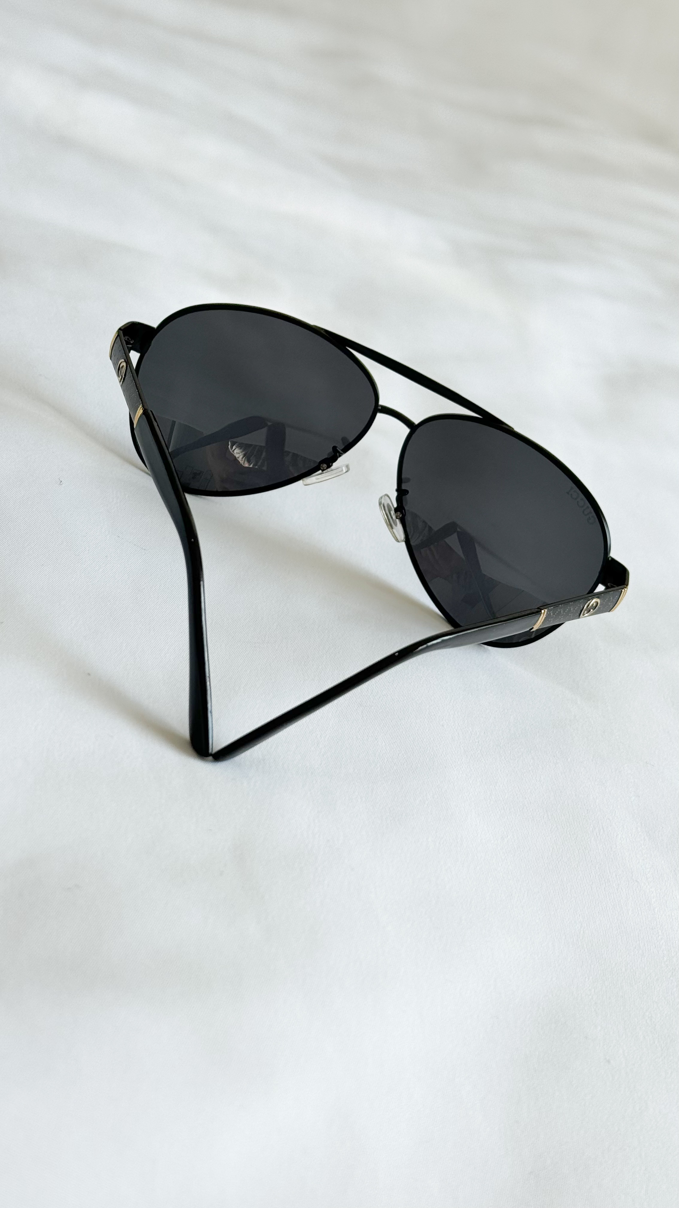 نمای دیگر از عینک مشکی طلایی