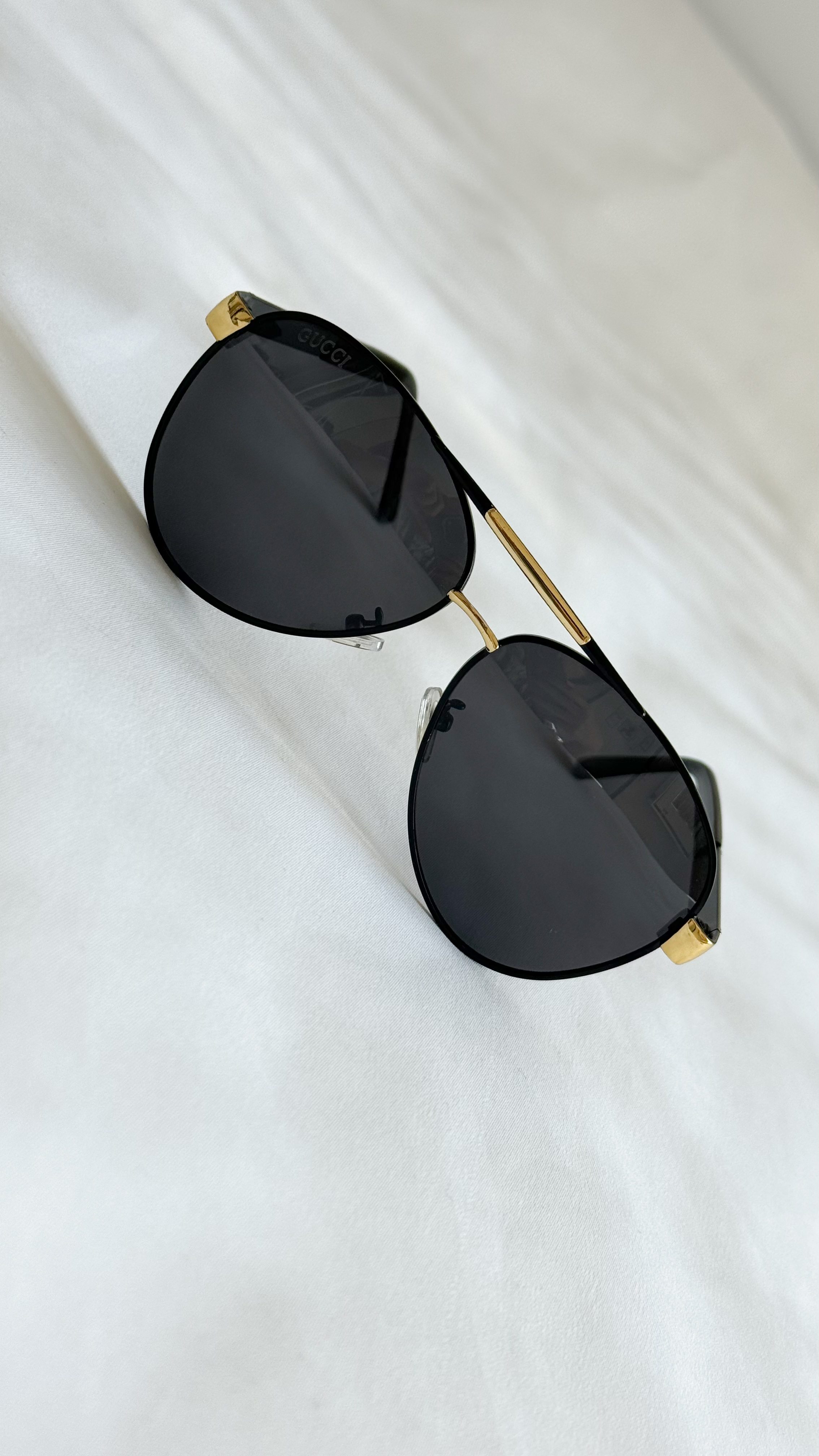 نمای دیگر از عینک مشکی طلایی