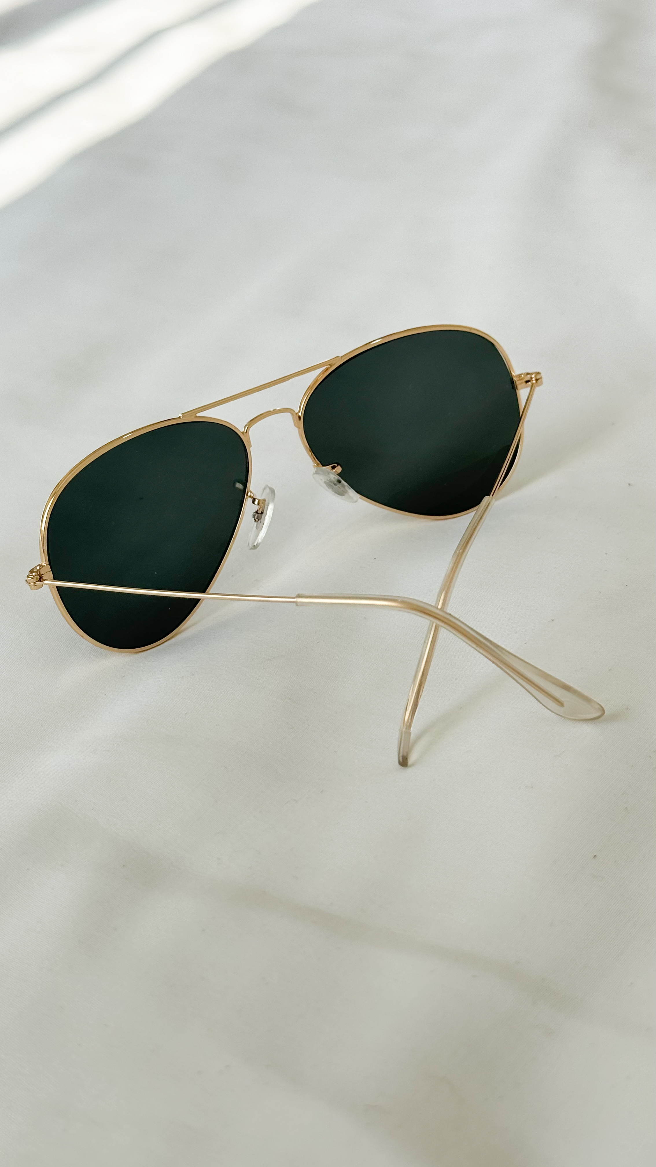 نمای دیگر از عینک ریبن دور طلایی