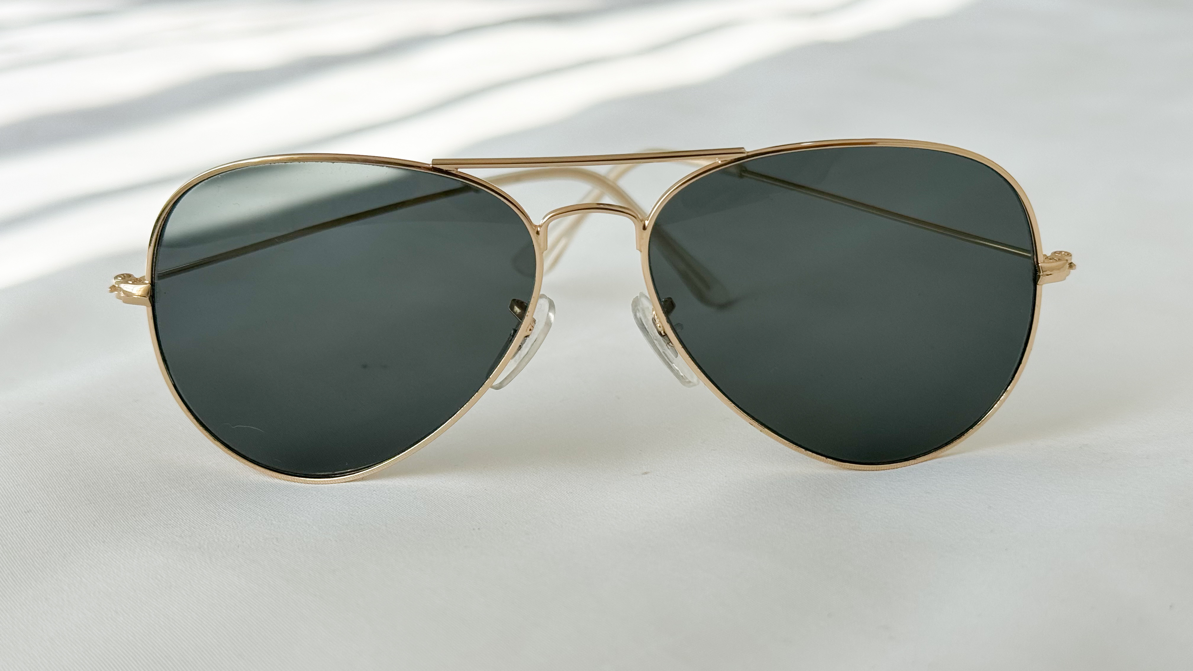 نمای دیگر از عینک ریبن دور طلایی