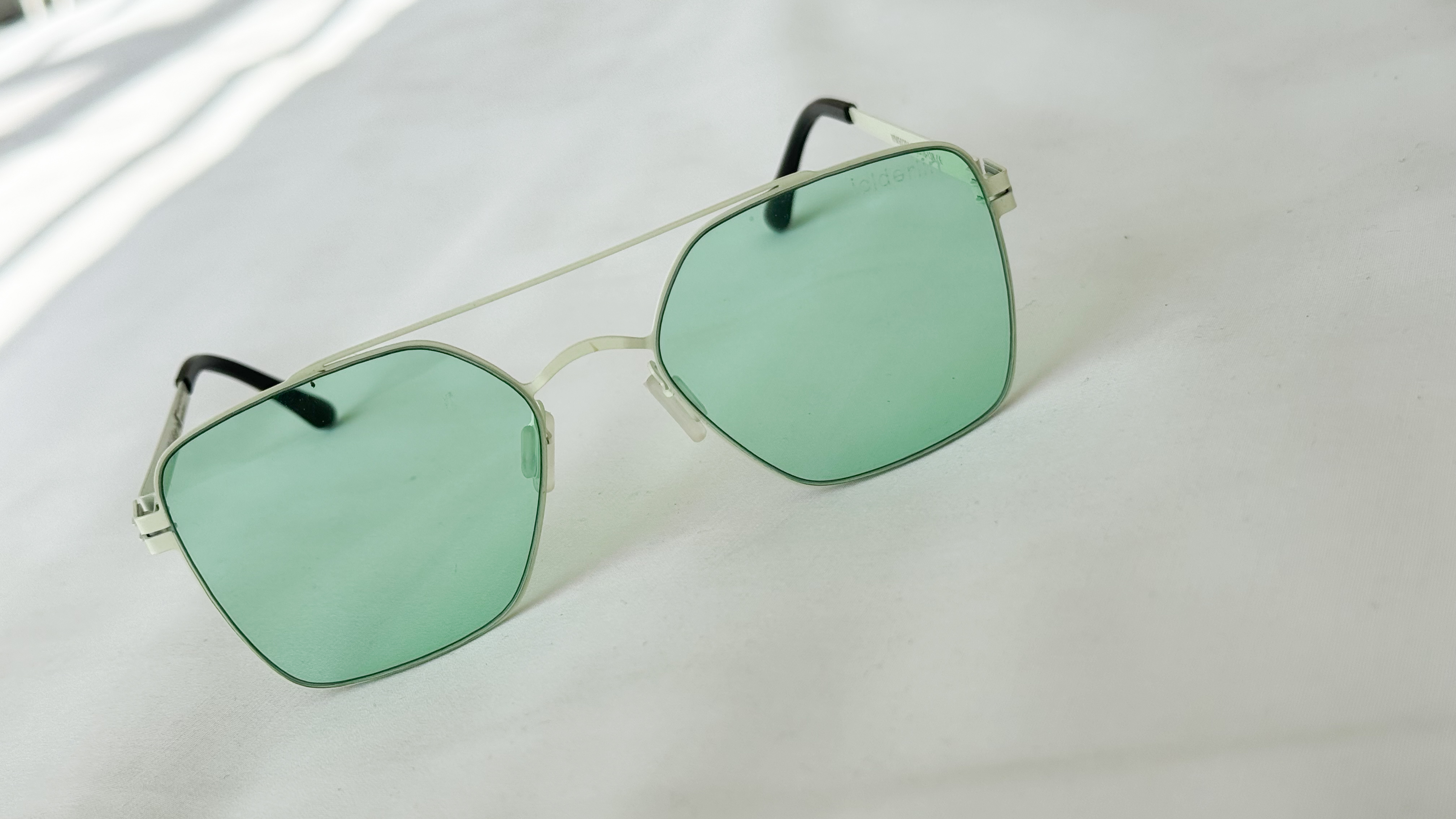 نمای دیگر از عینک رنگی