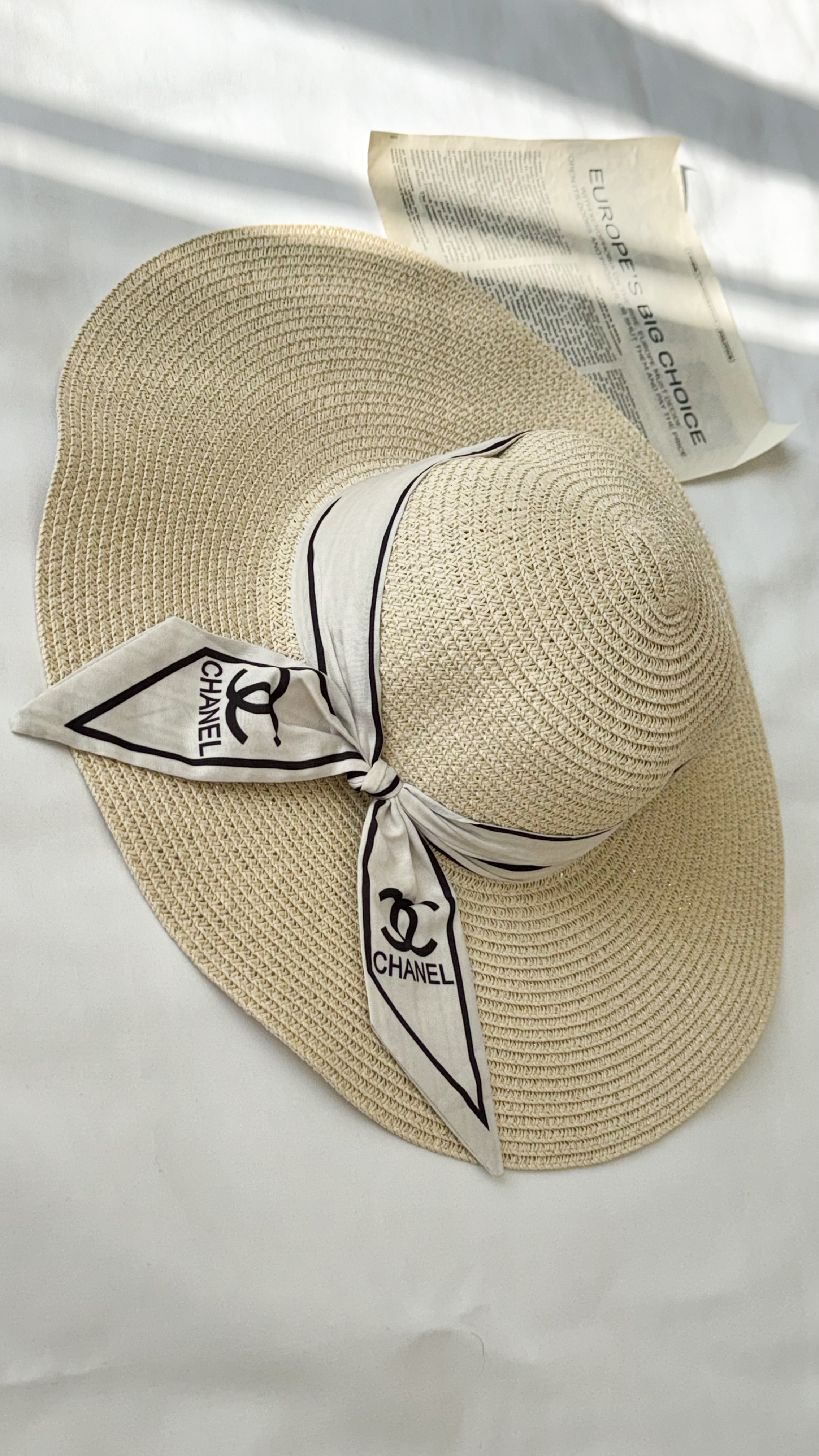 نمای دیگر از کلاه حصیری شنل