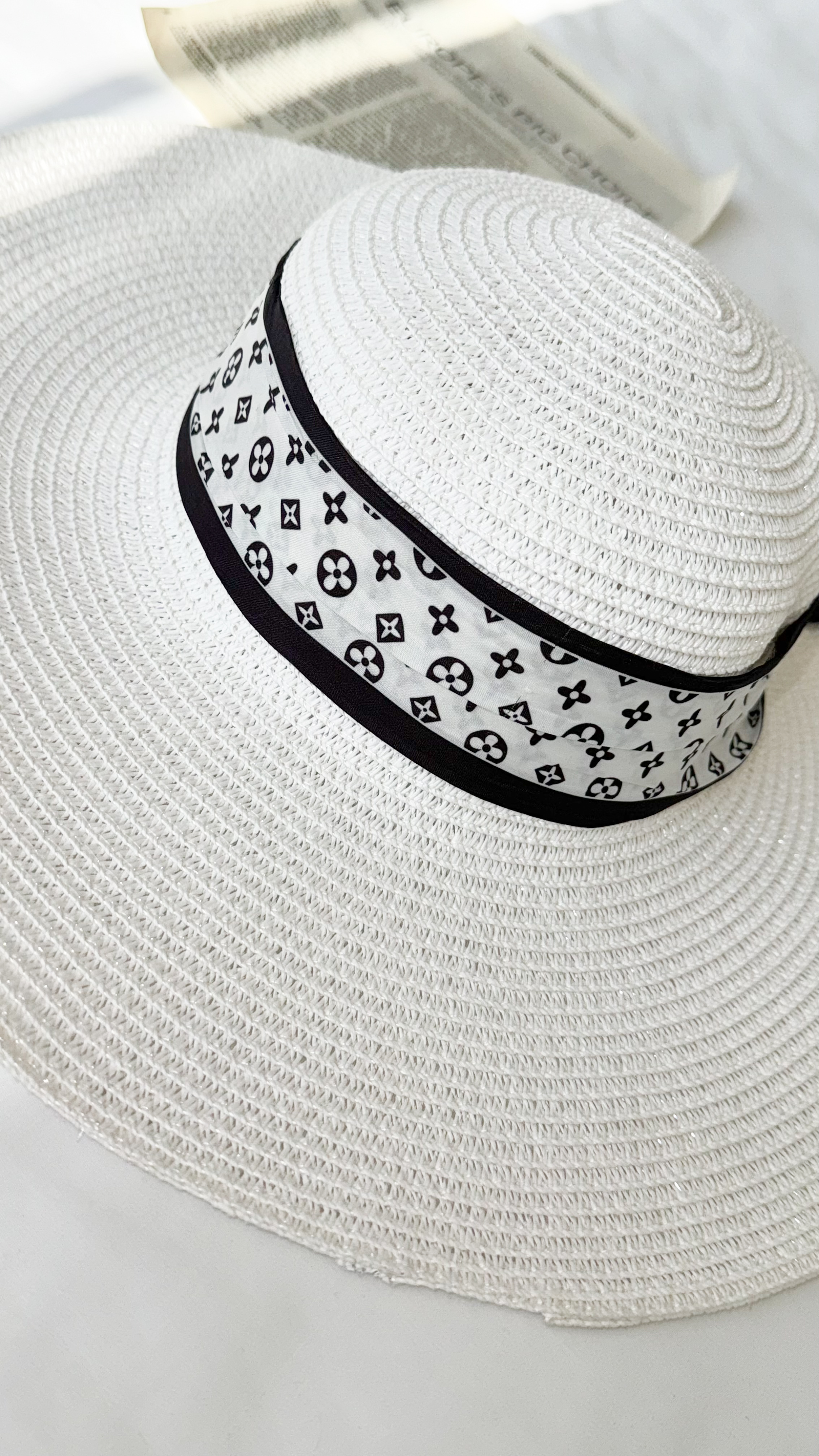 نمای دیگر از کلاه حصیری لوئی ویتونز