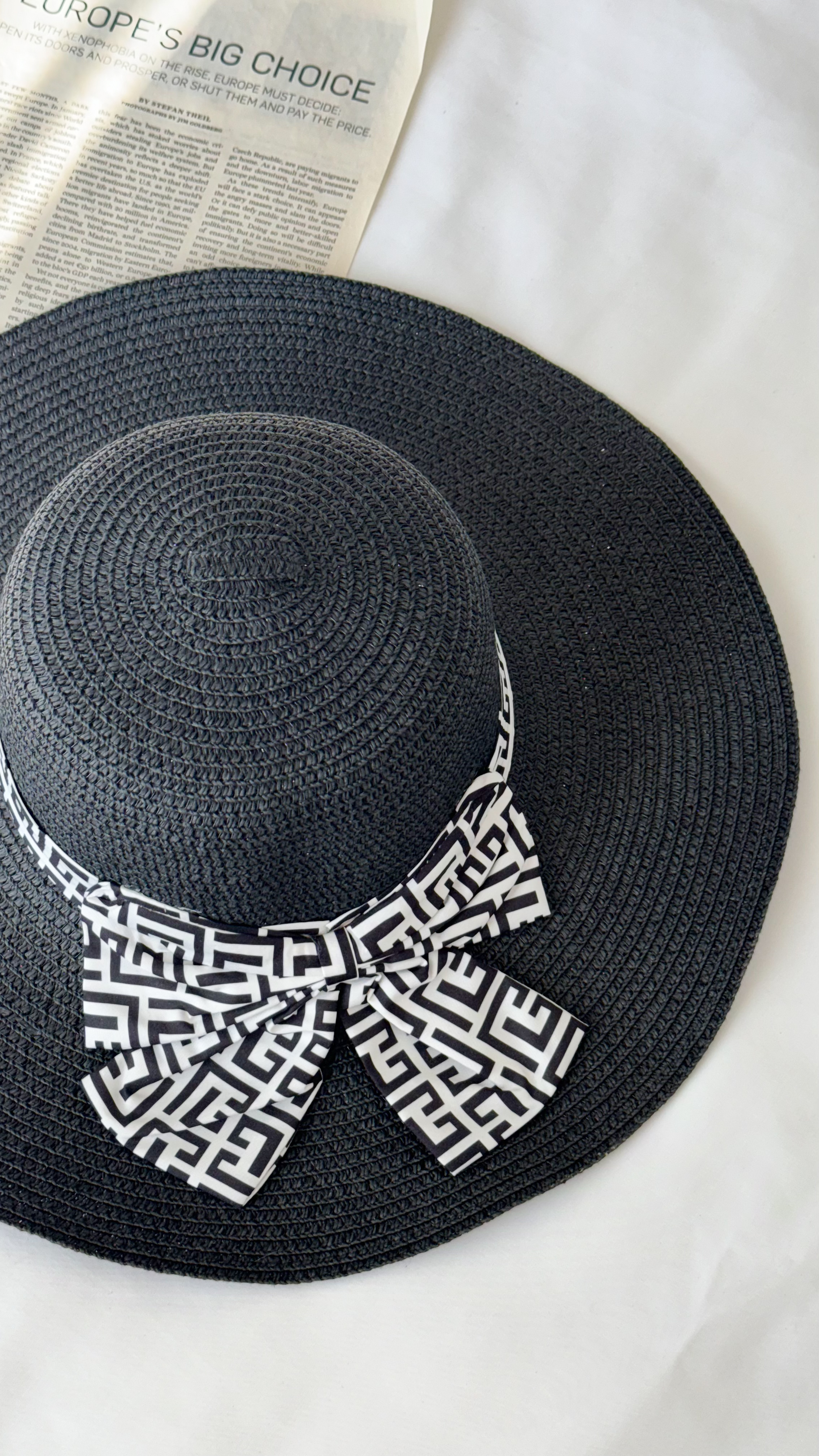 نمای دیگر از کلاه حصیری پاپیون