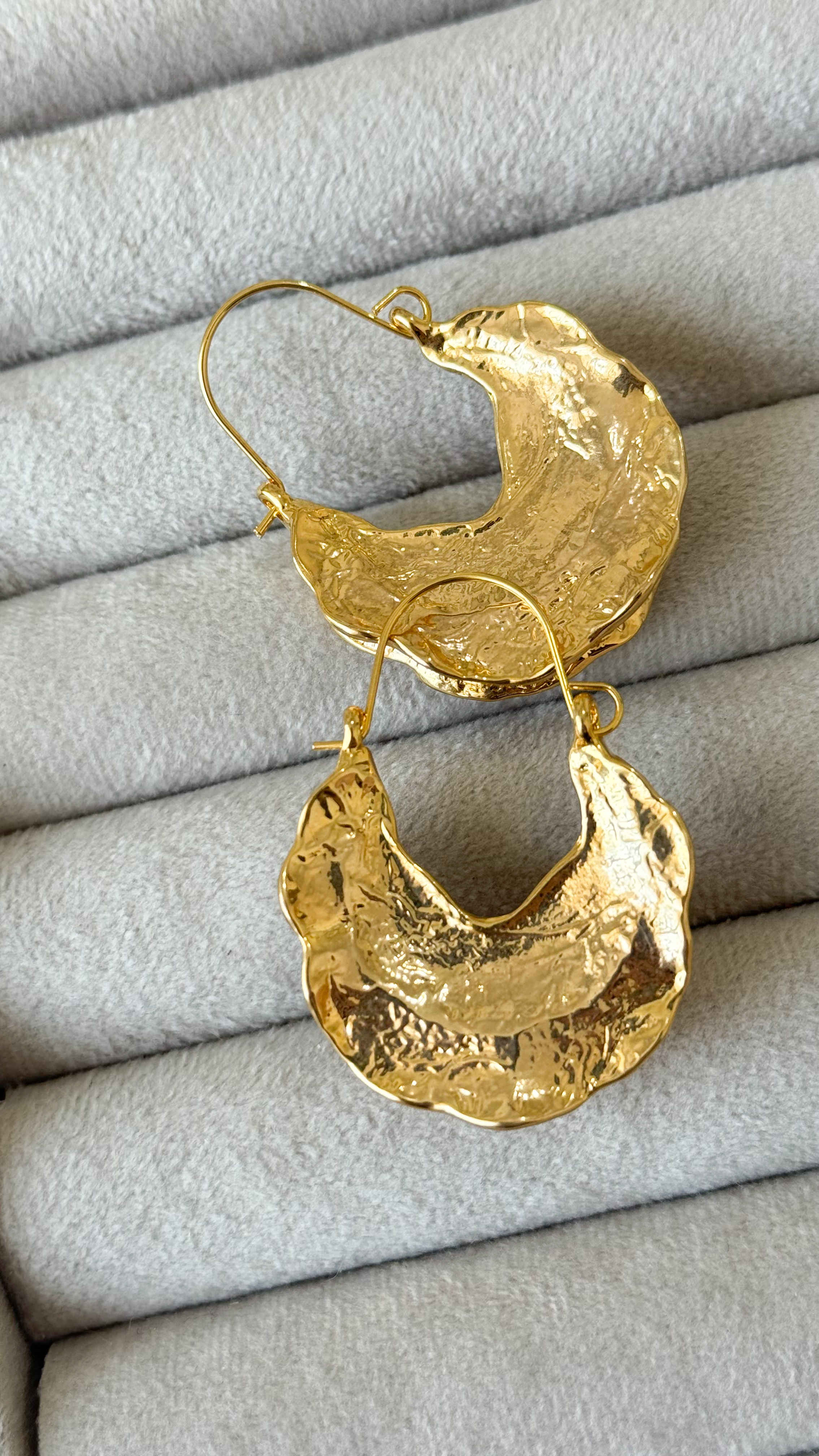 نمای دیگر از گوشواره دفرمه چکشی