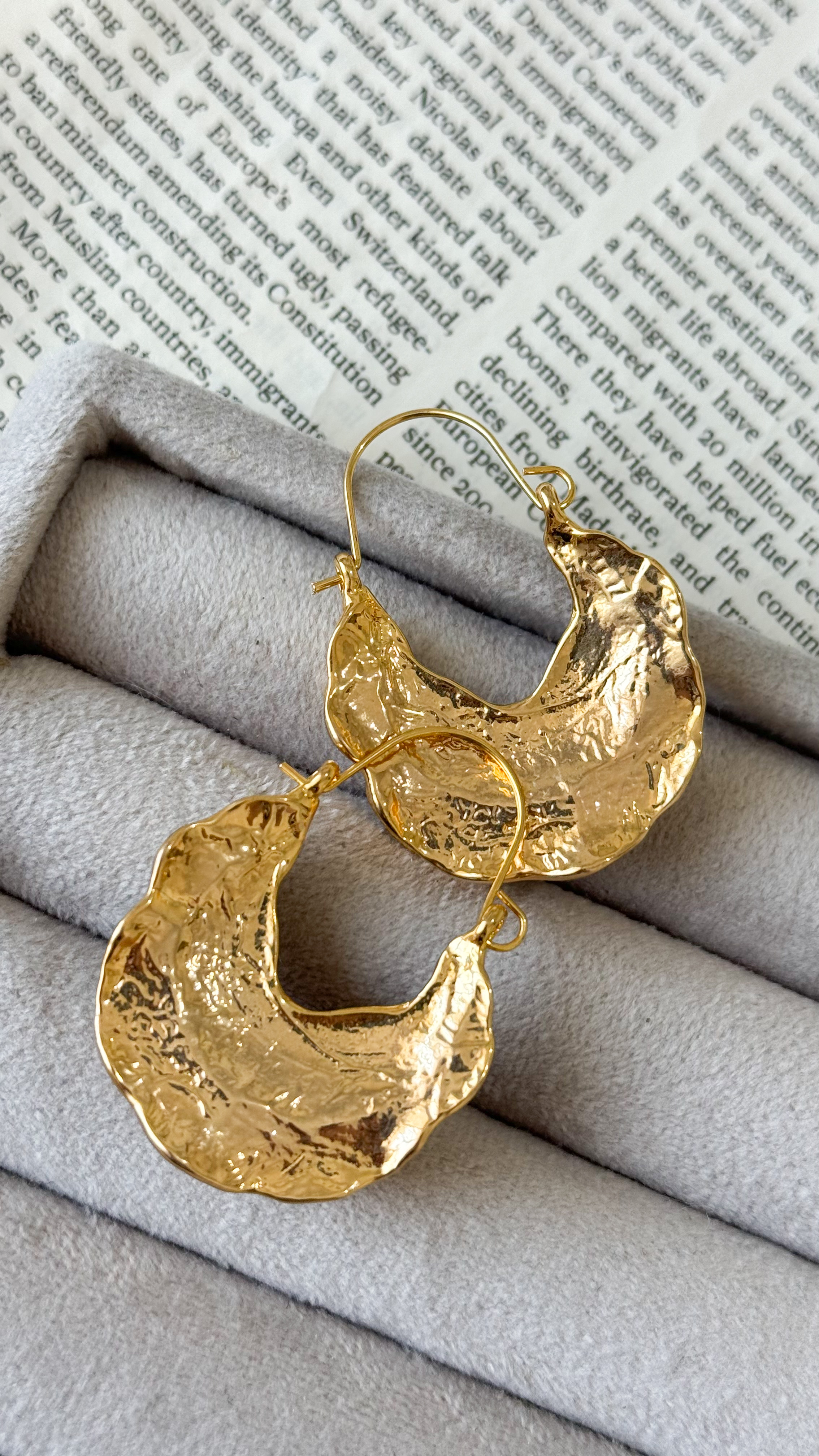 نمای دیگر از گوشواره دفرمه چکشی