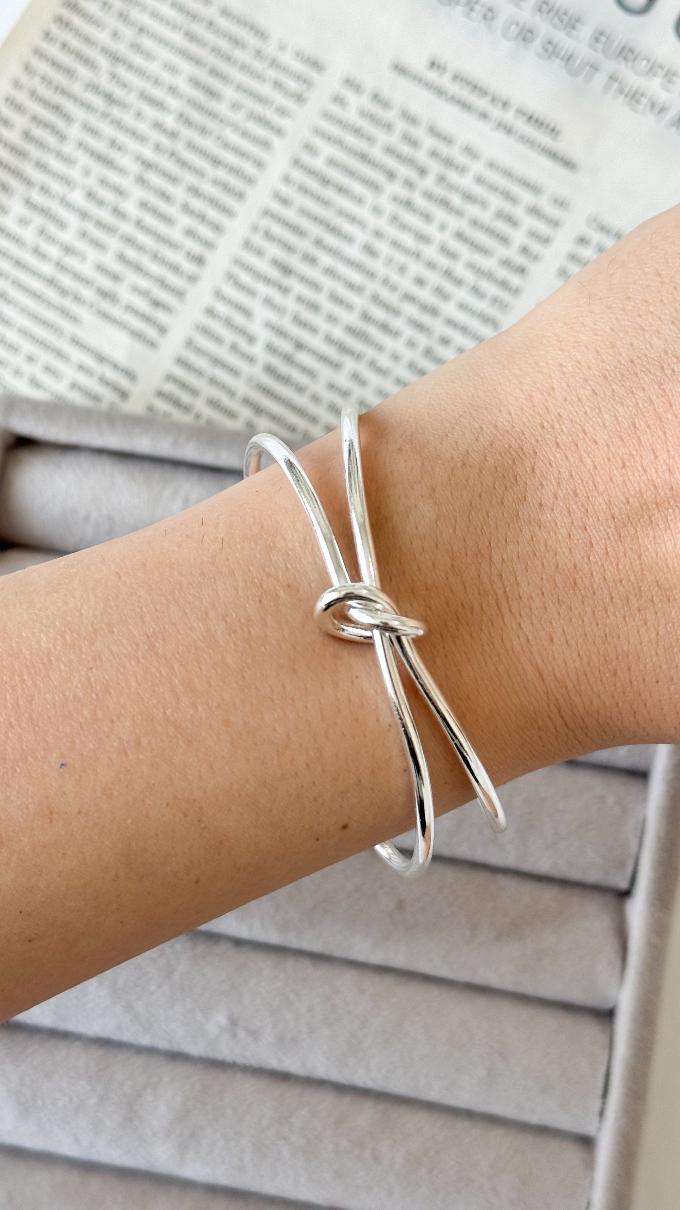 نمای دیگر از دستبند گره ظریف