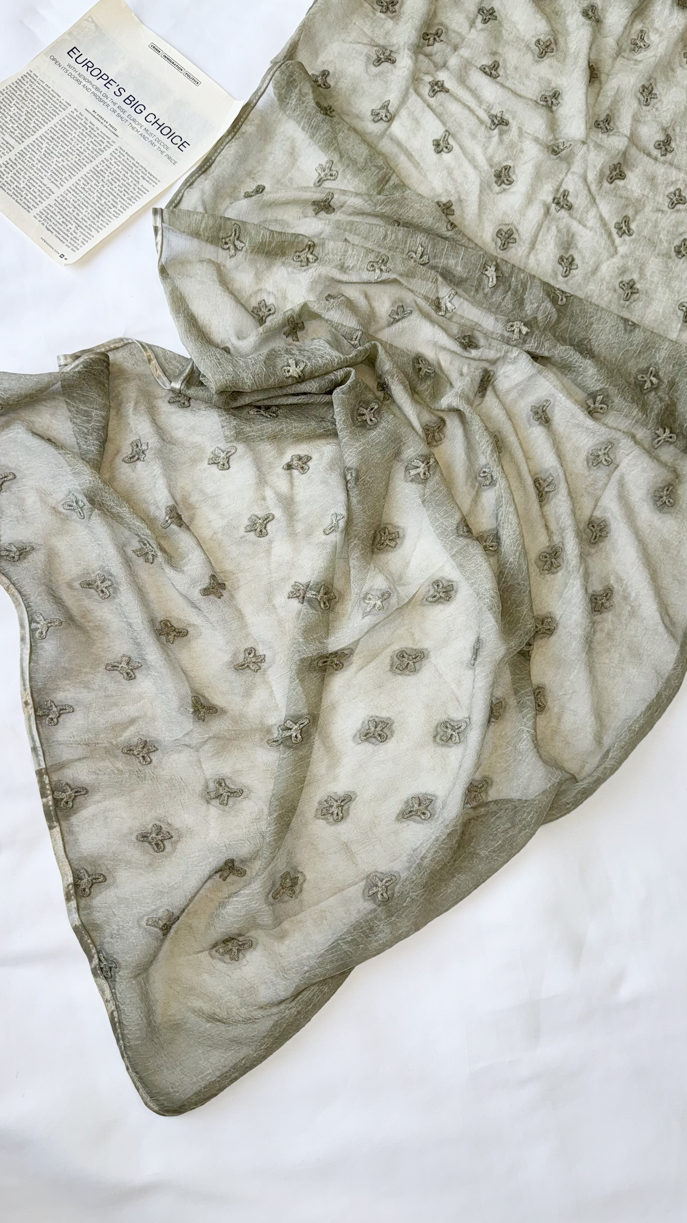 نمای دیگر از شال حریر پاپیون