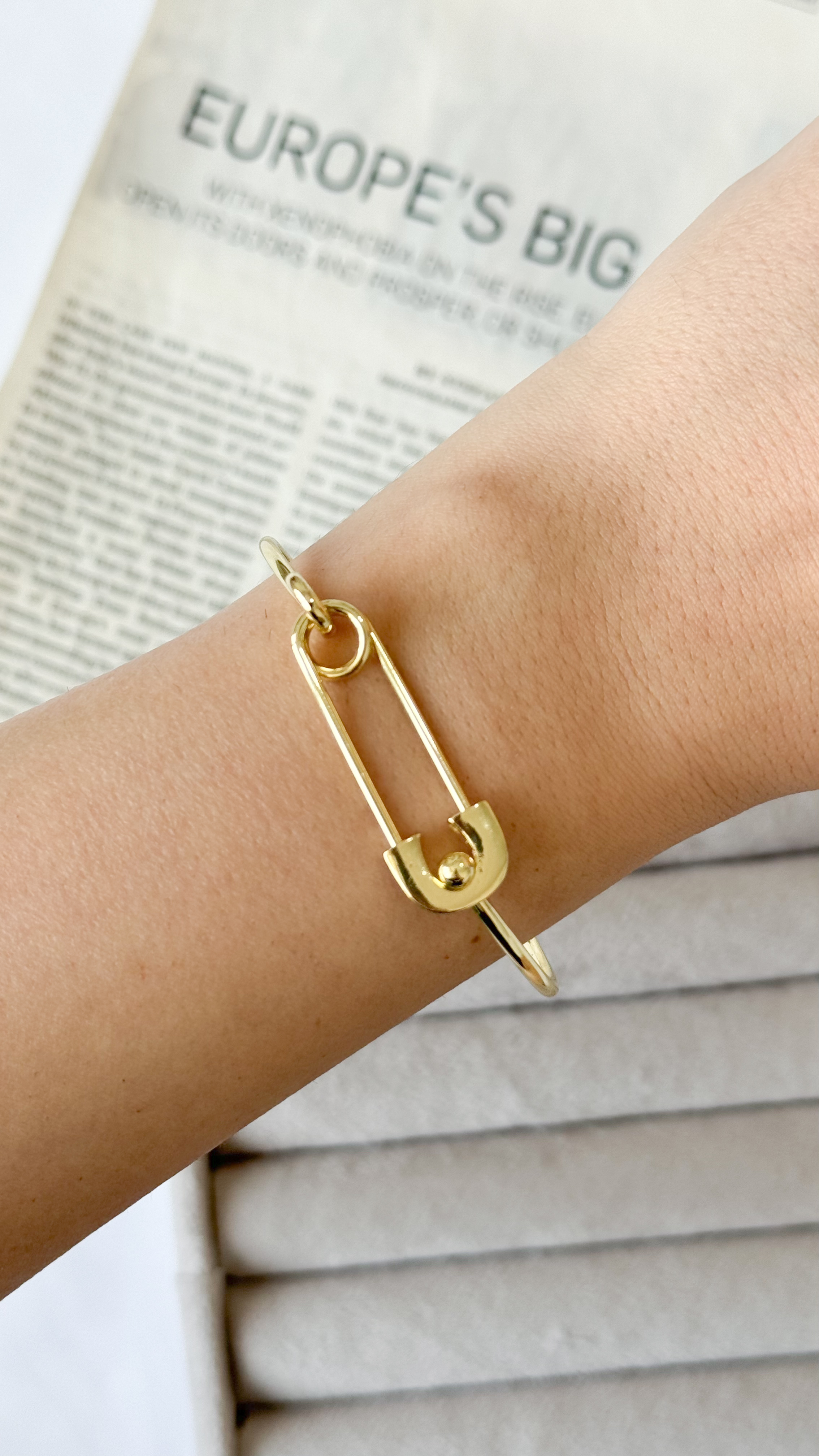 نمای دیگر از دستبند سنجاق