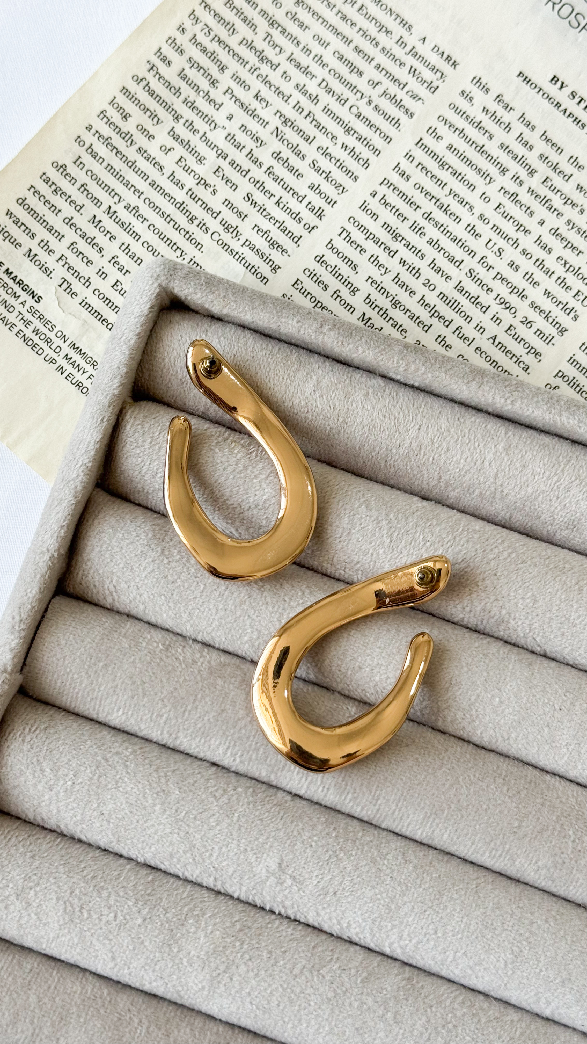 نمای دیگر از گوشواره طرح پیچ