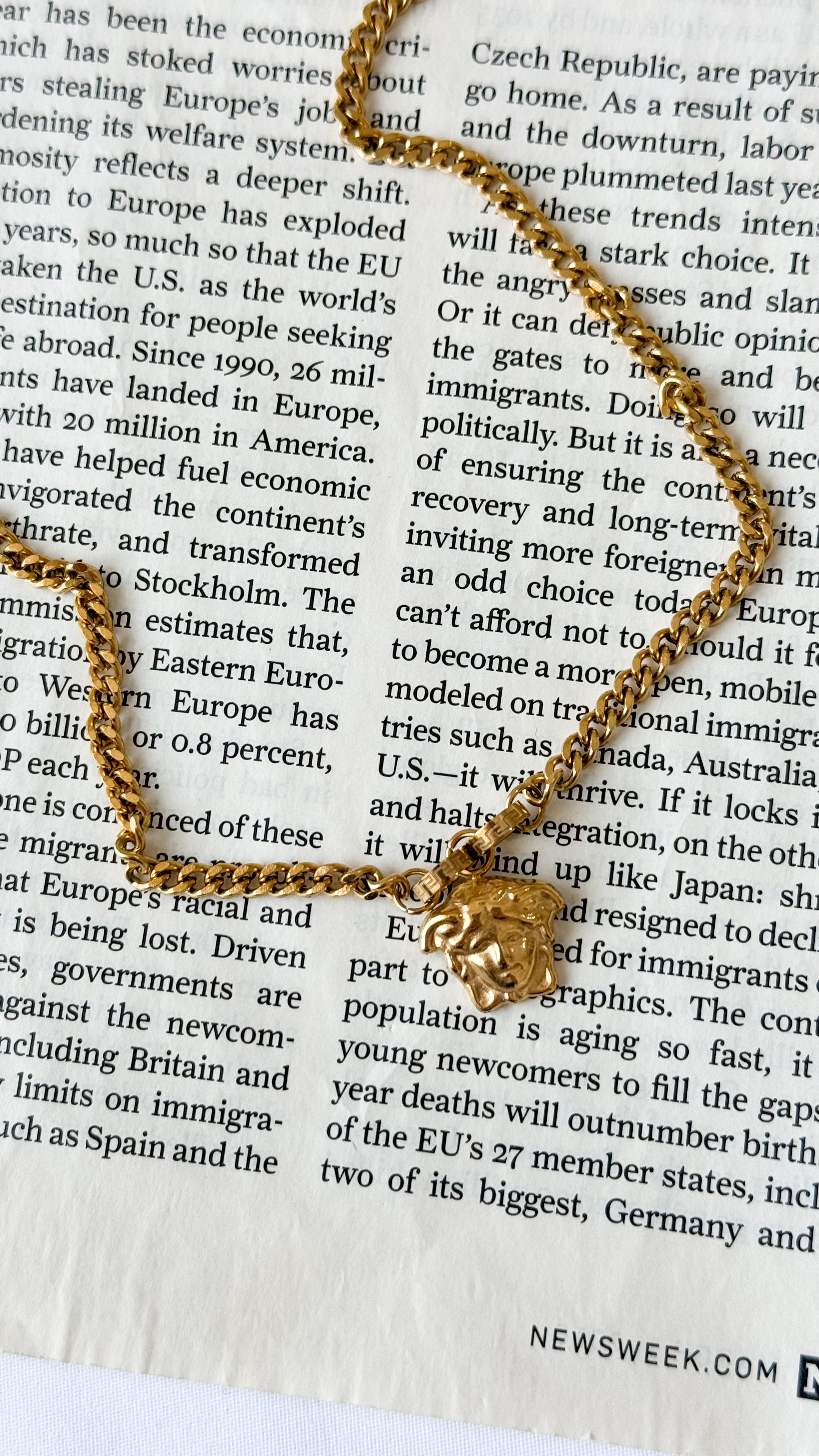 نمای دیگر از گردنبند ورساچه