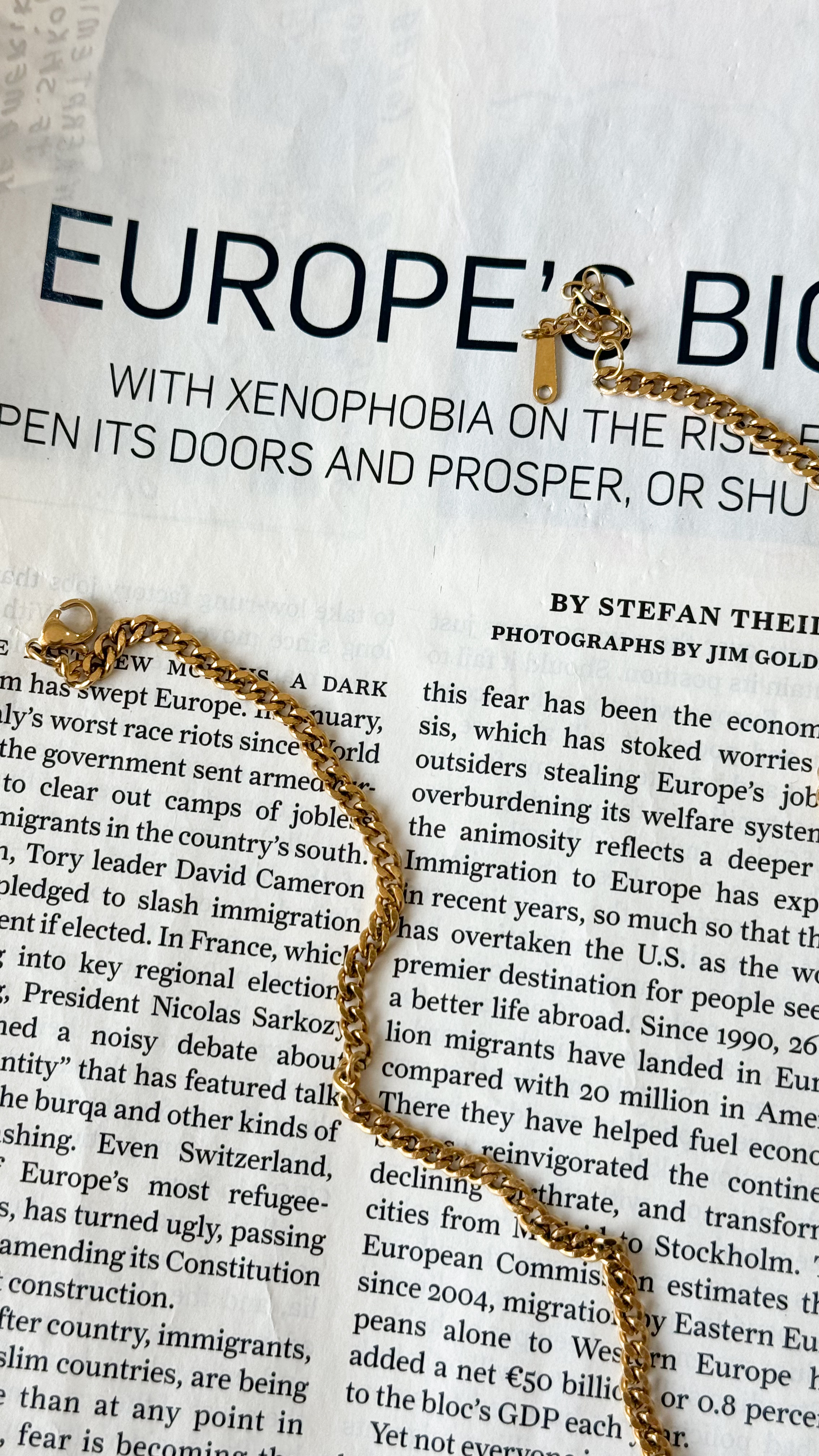 نمای دیگر از گردنبند ورساچه