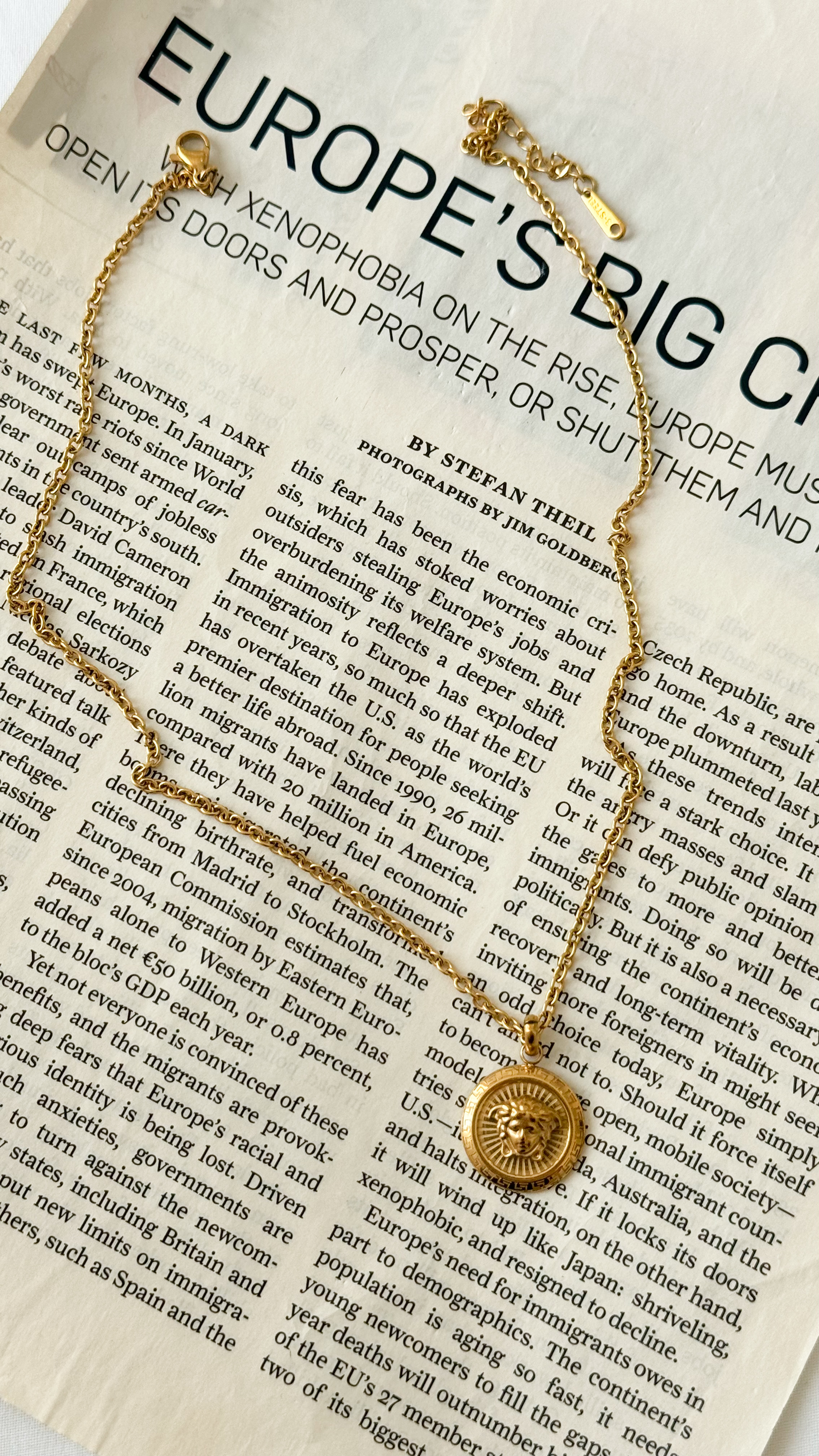 نمای دیگر از گردنبند ورساچه