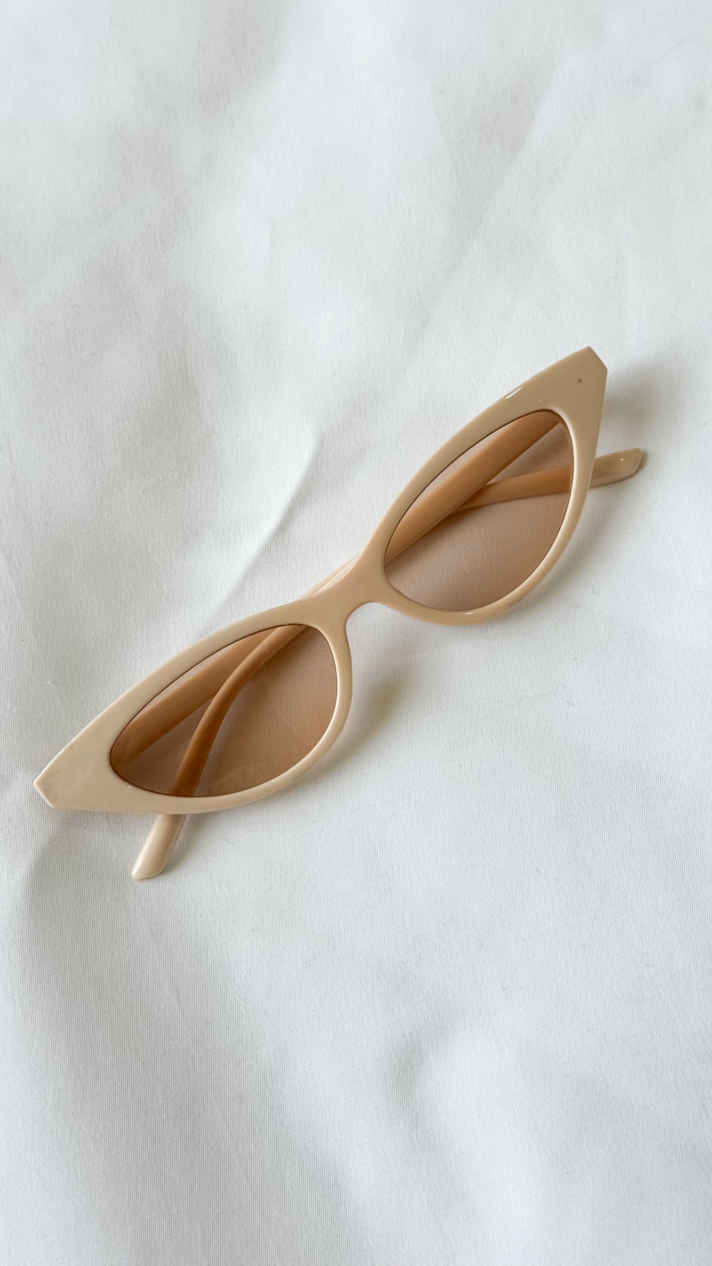 نمای دیگر از عینک‌ گربه ای