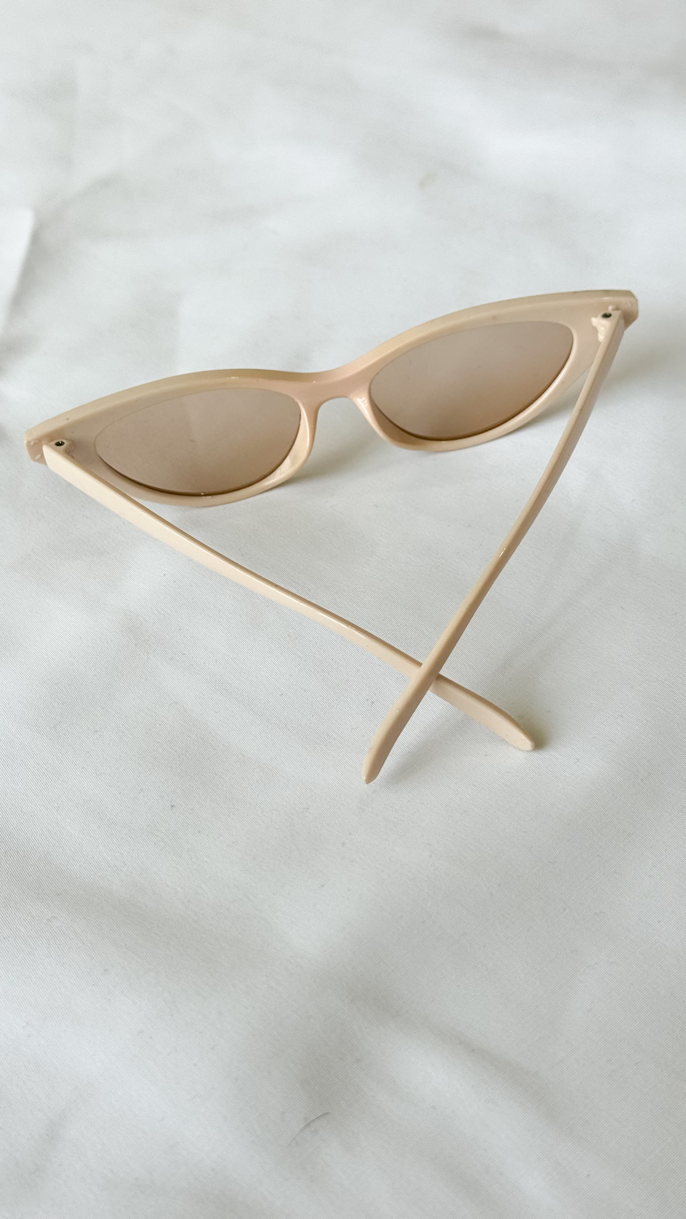 نمای دیگر از عینک‌ گربه ای