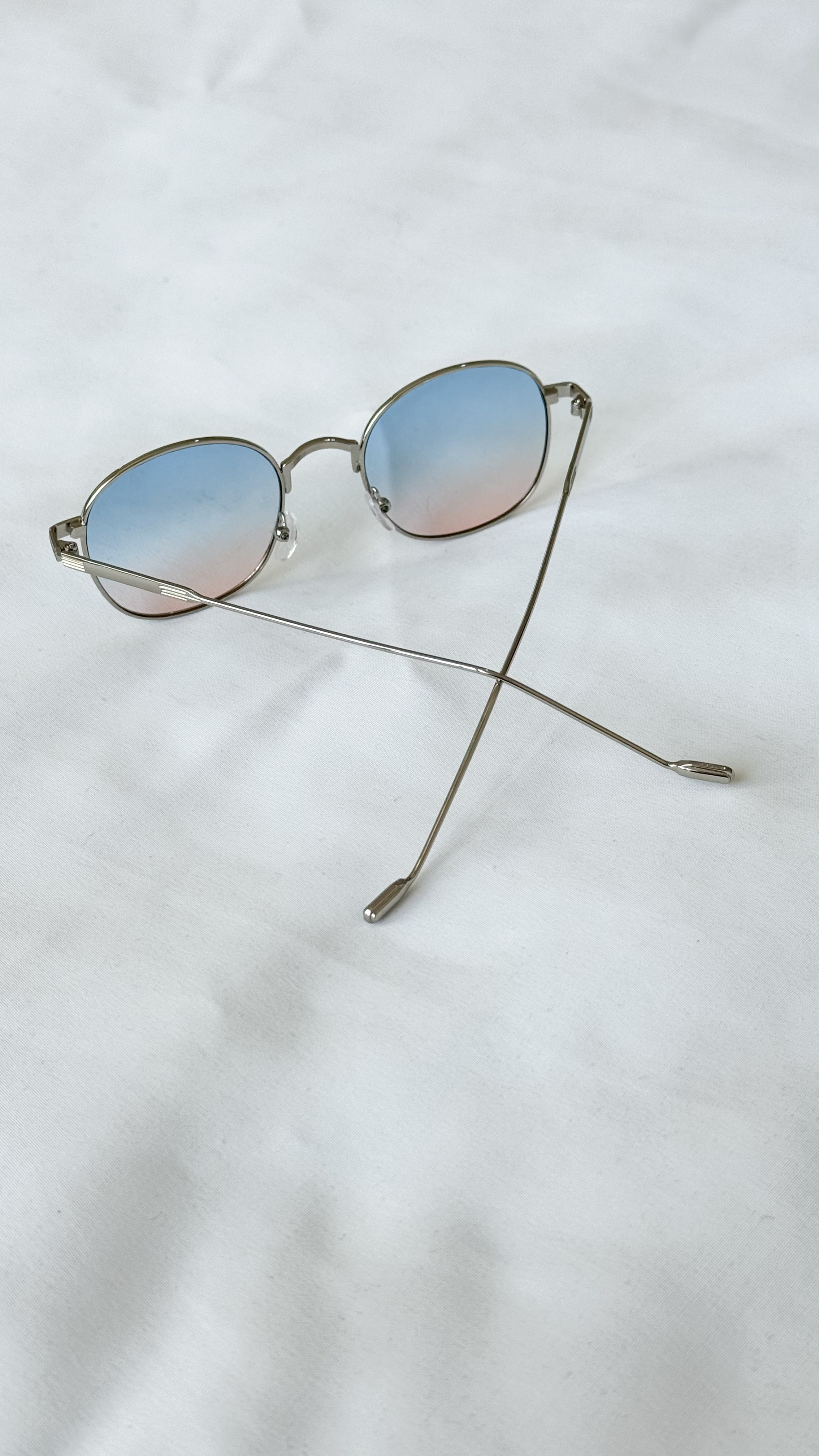 نمای دیگر از عینک گرد فلزی