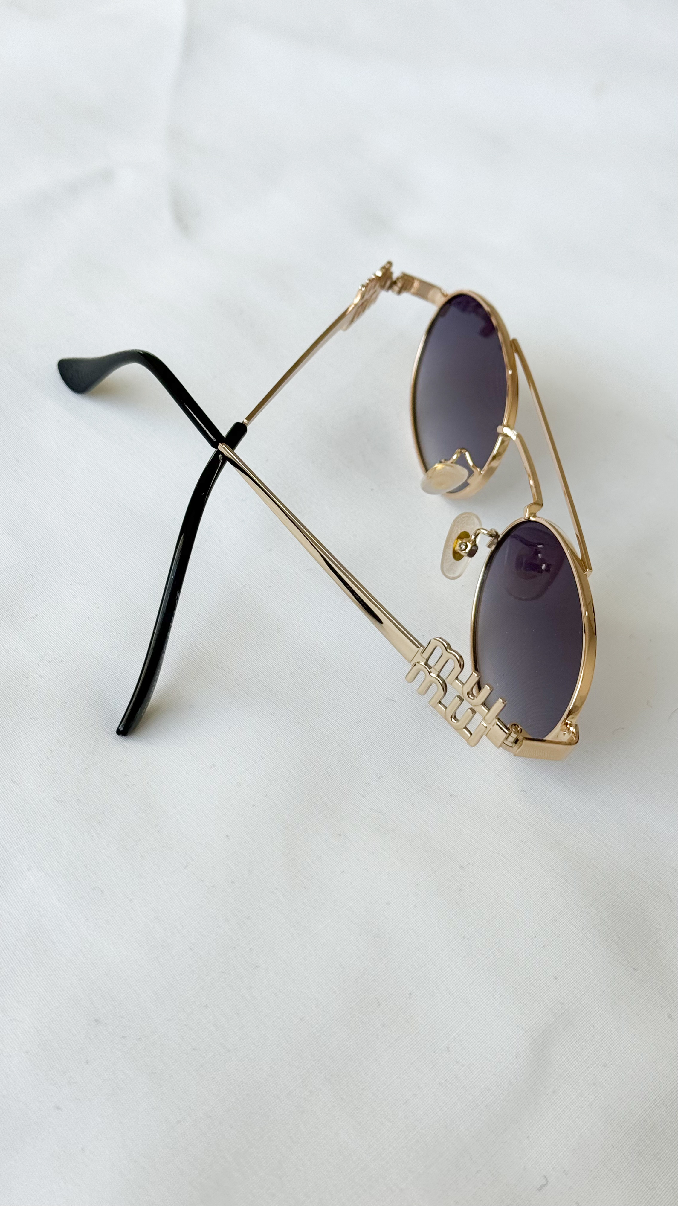 نمای دیگر از عینک میو میو