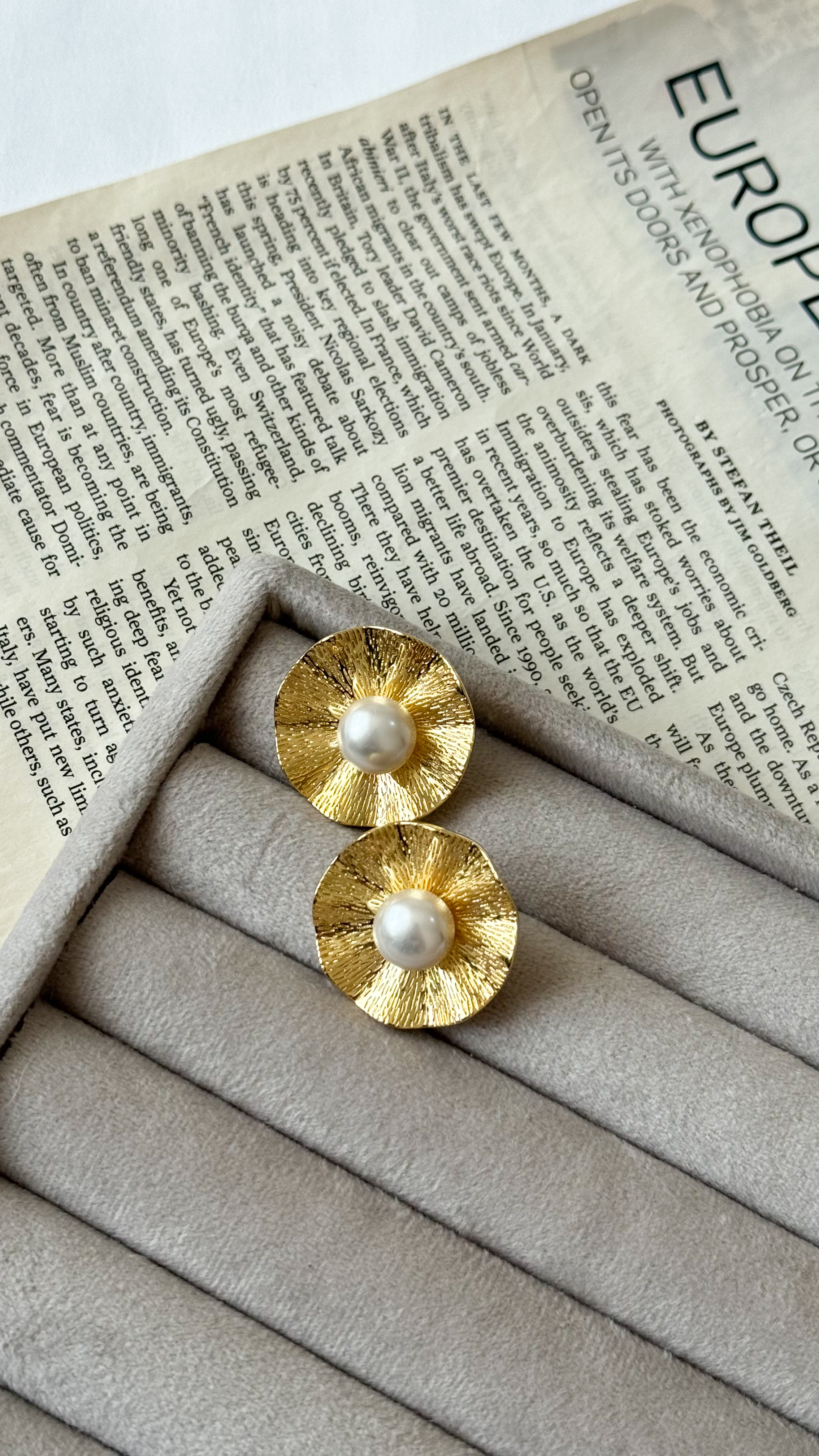 نمای دیگر از گوشواره های طلایی