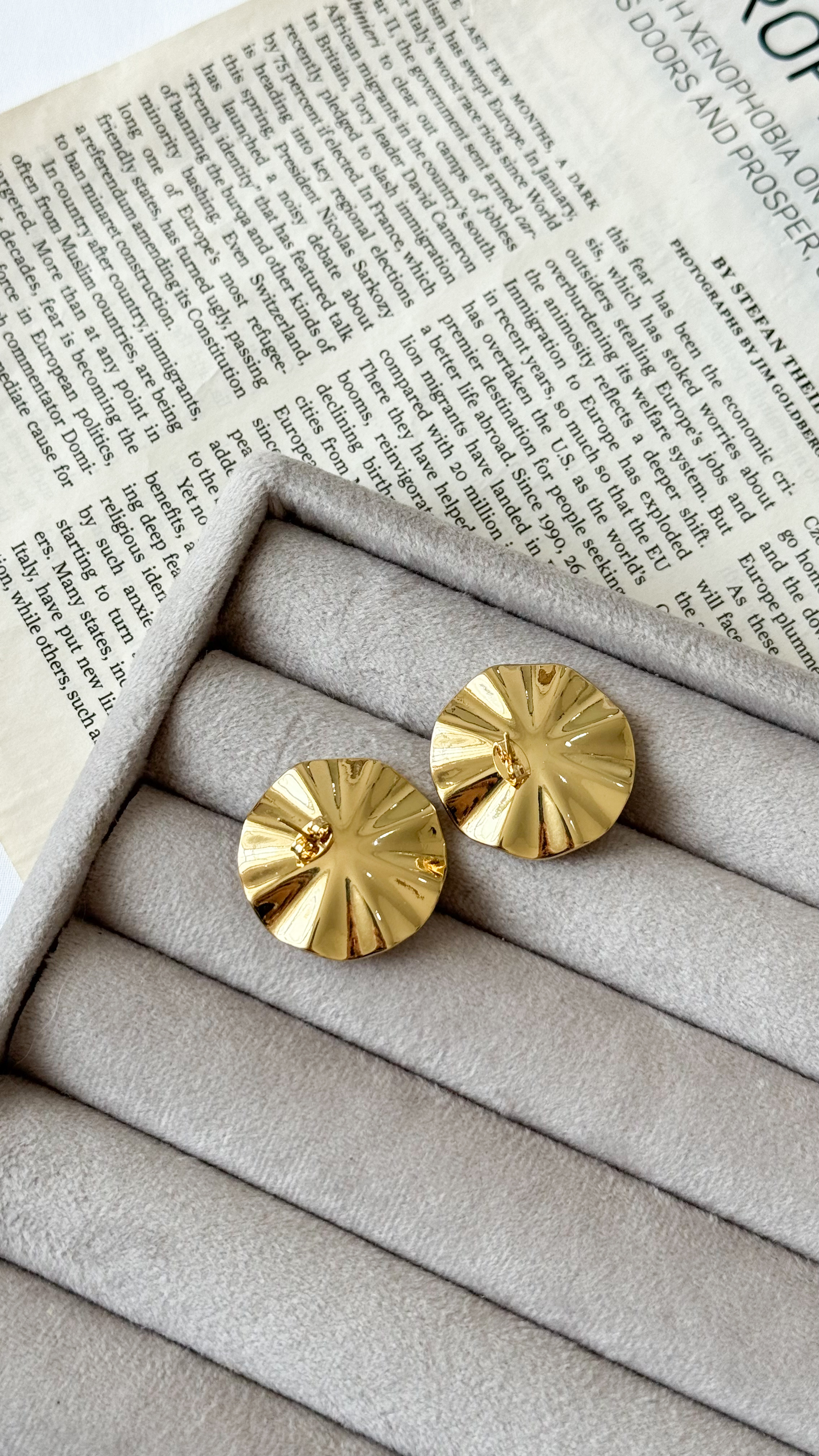 نمای دیگر از گوشواره های طلایی