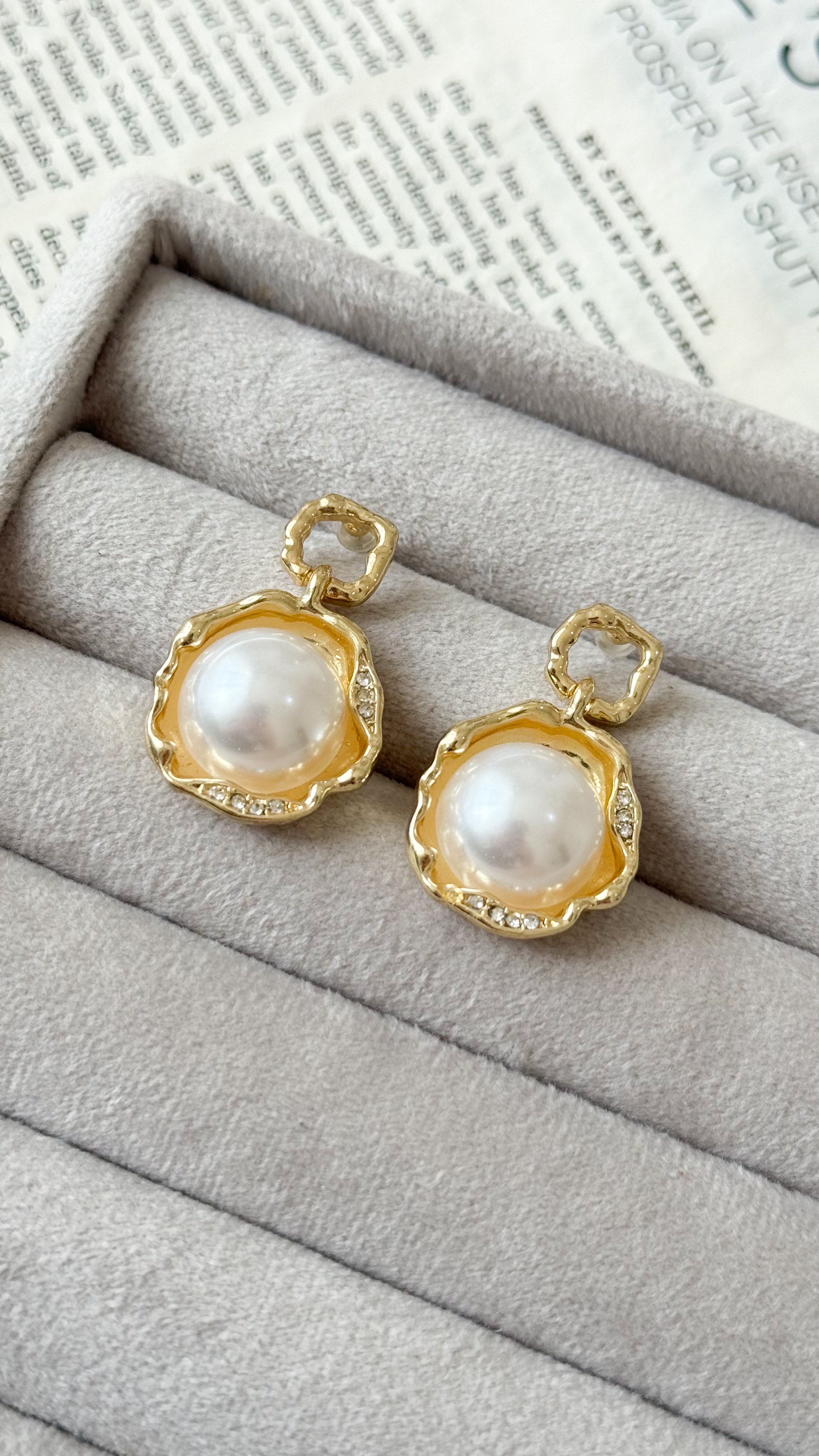 نمای دیگر از گوشواره های طلایی