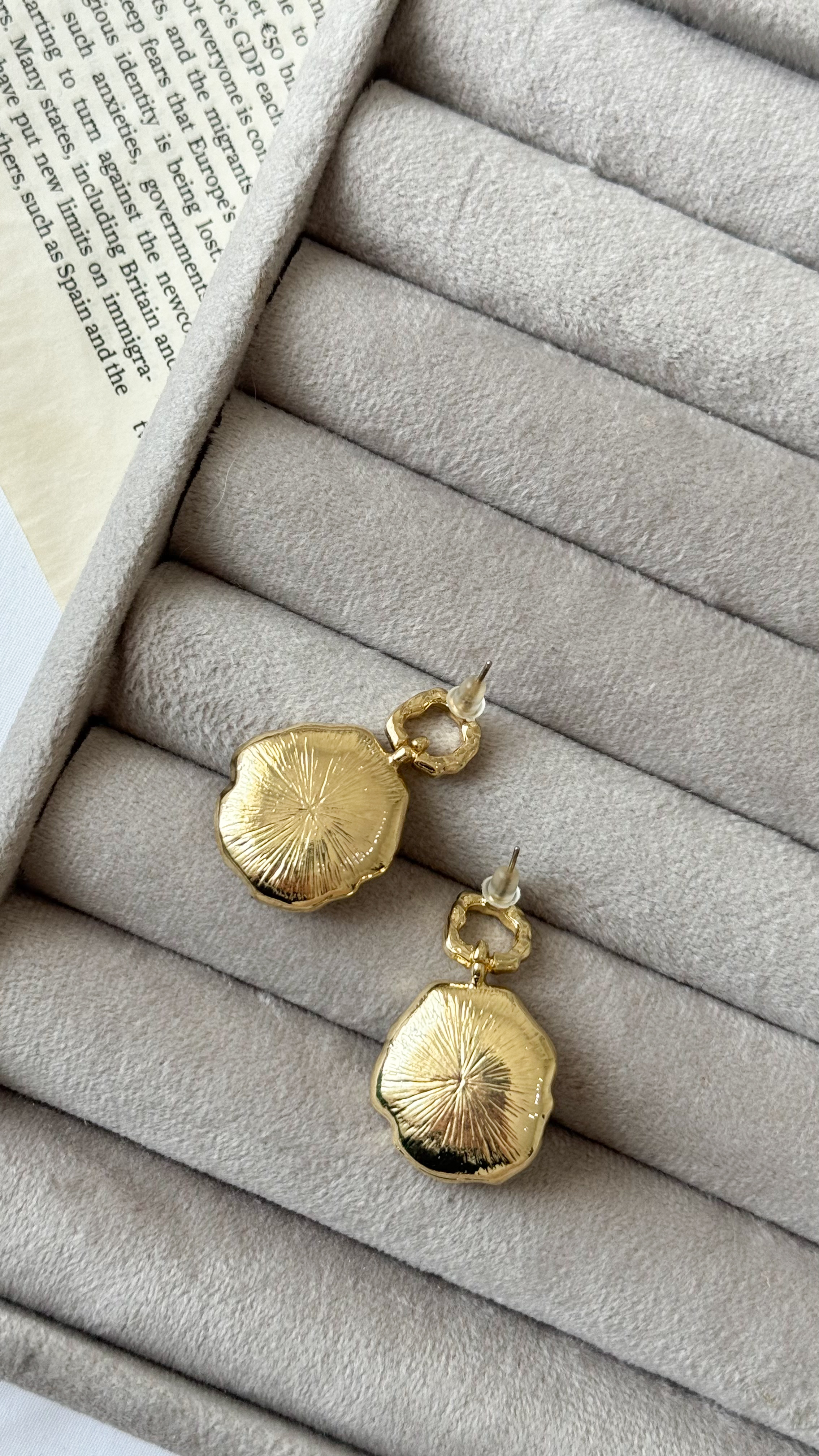 نمای دیگر از گوشواره های طلایی