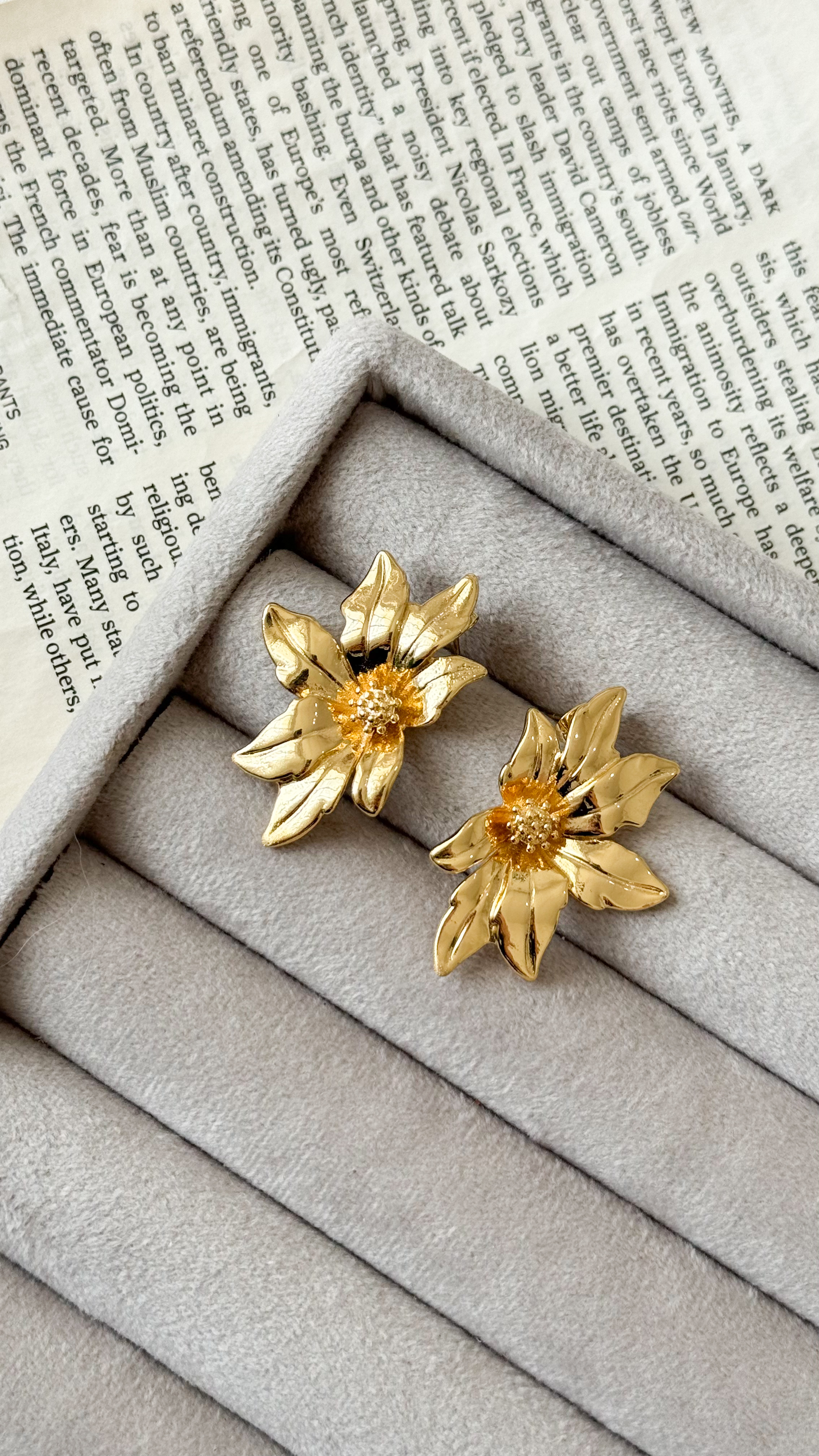 نمای دیگر از گوشواره های طلایی