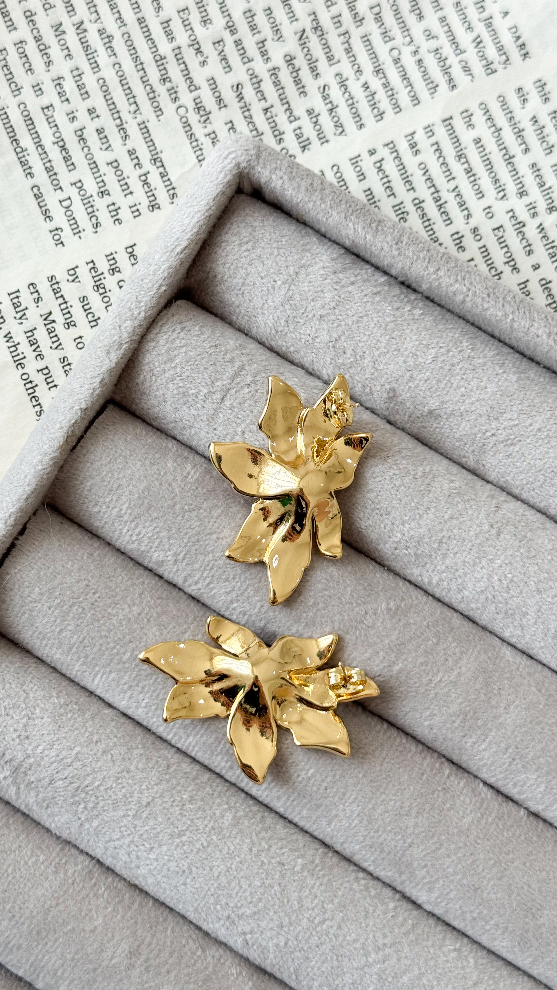 نمای دیگر از گوشواره های طلایی