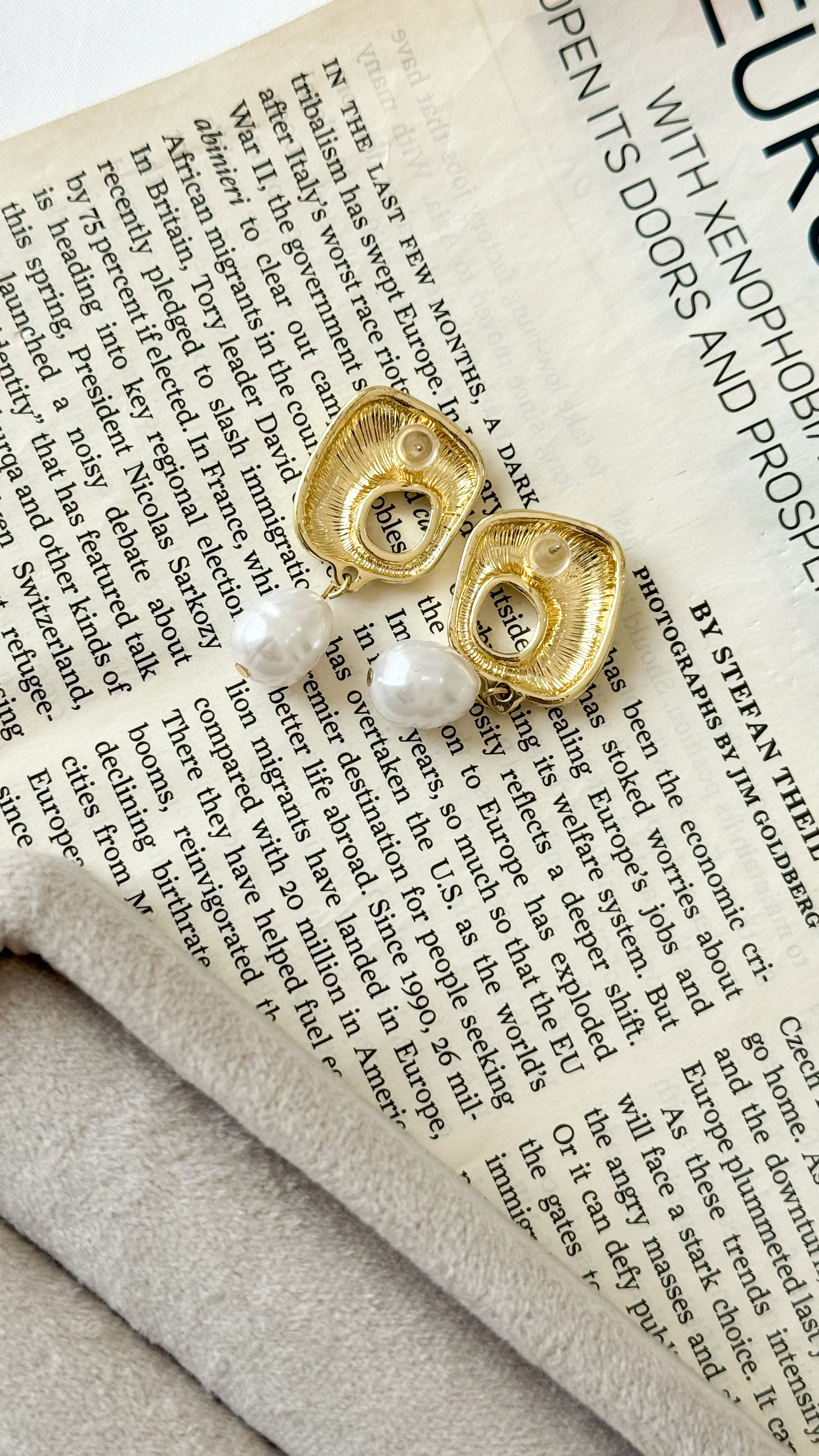 نمای دیگر از گوشواره های طلایی