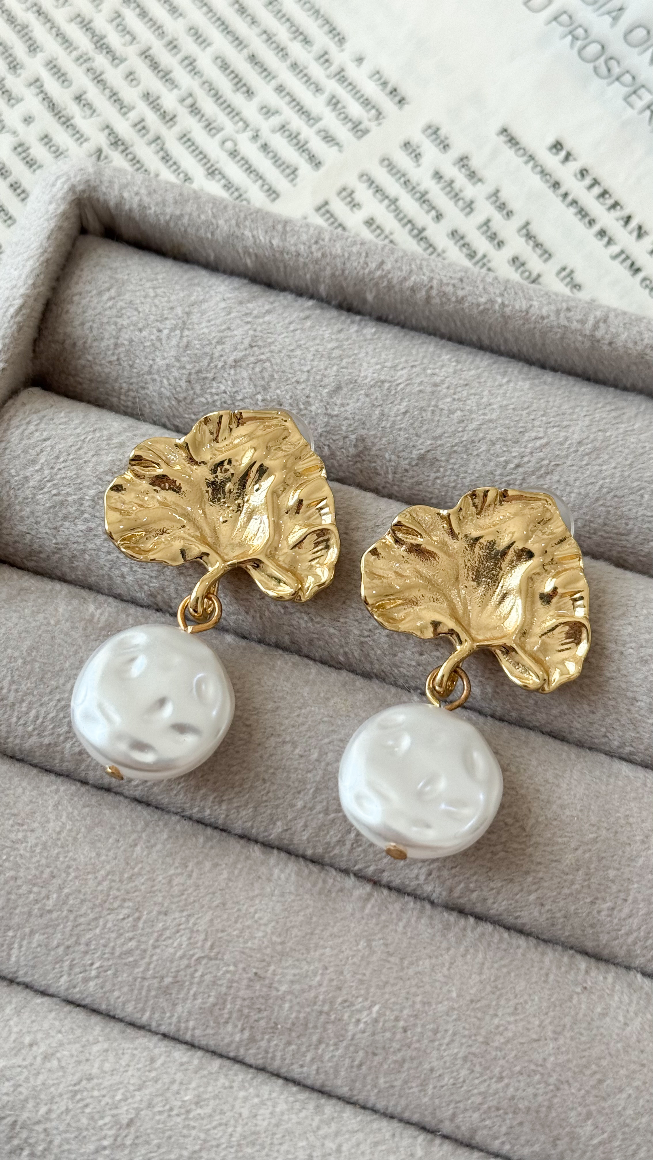 نمای دیگر از گوشواره های طلایی