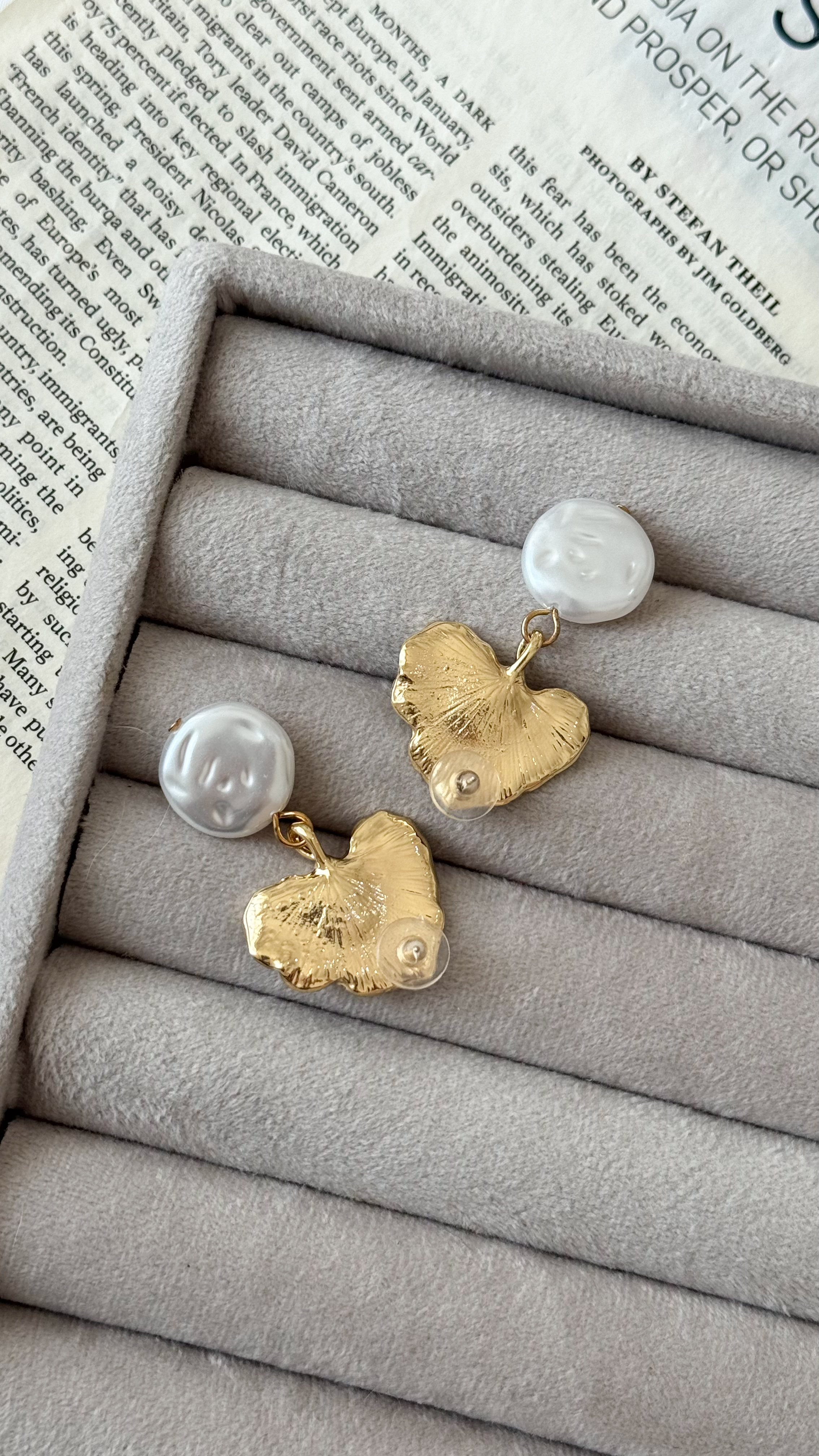 نمای دیگر از گوشواره های طلایی