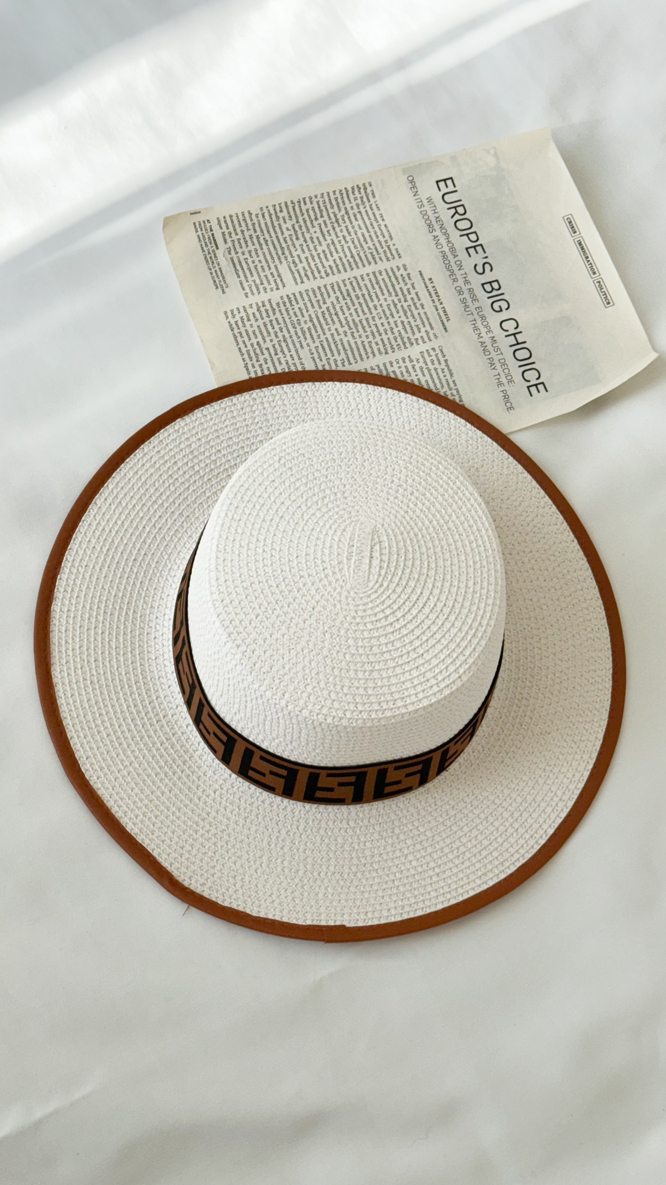 کلاه ساحلی سفید آجری