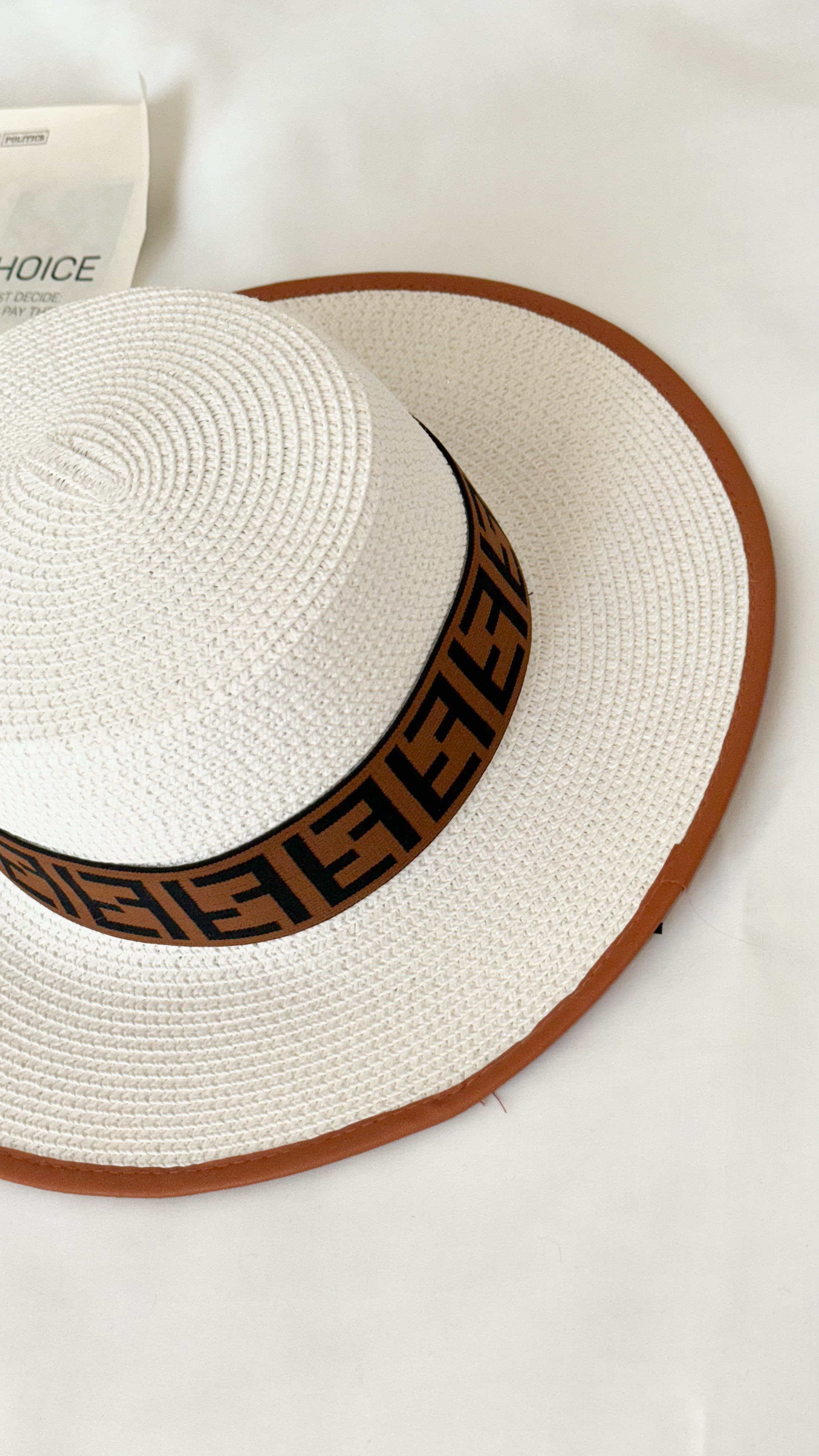 نمای دیگر از کلاه ساحلی سفید آجری