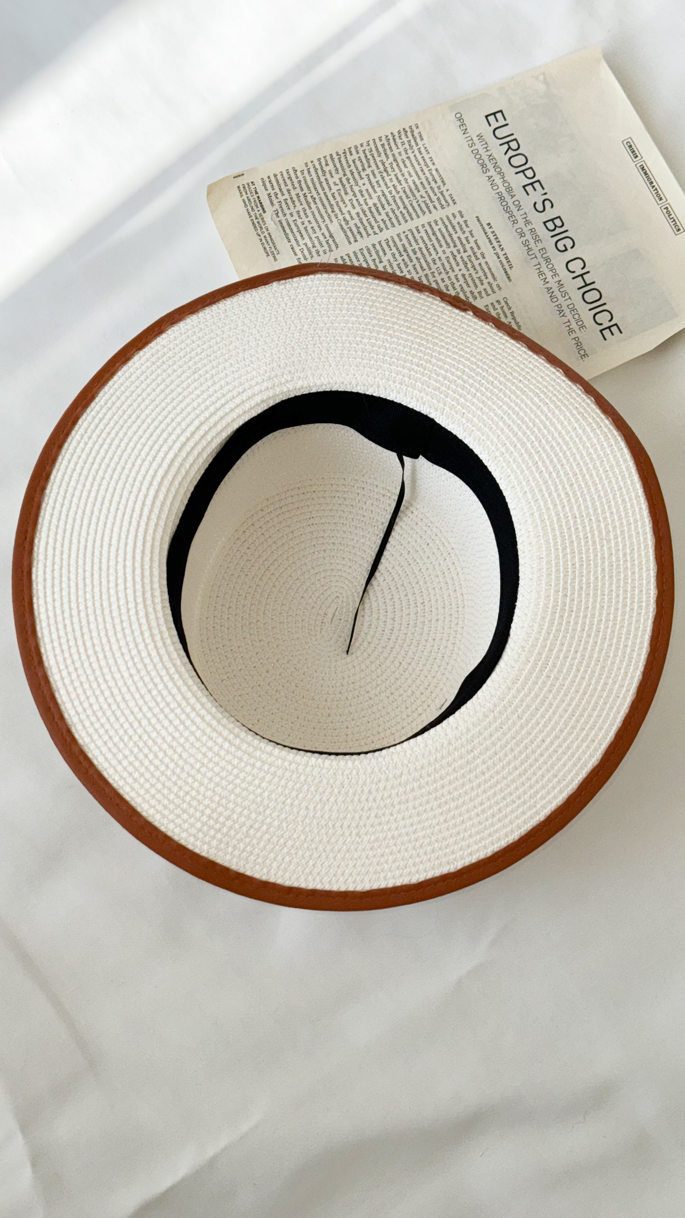 نمای دیگر از کلاه ساحلی سفید آجری