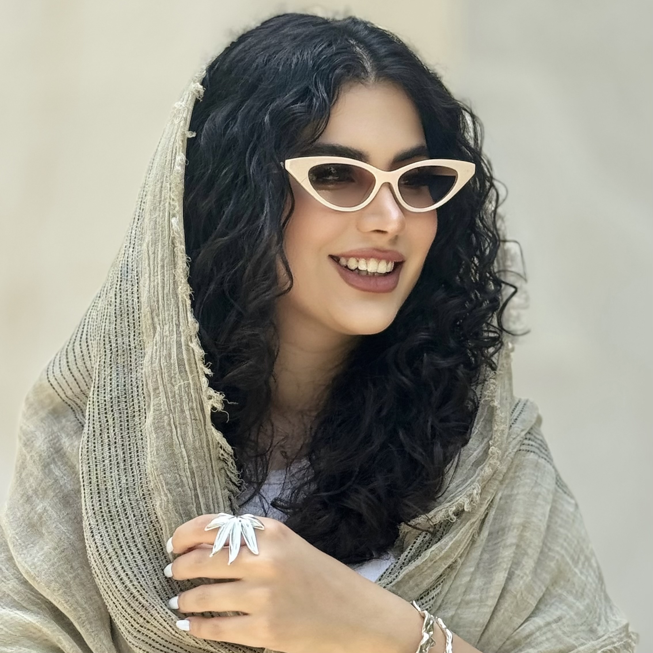 نمای دیگر از عینک‌ گربه ای