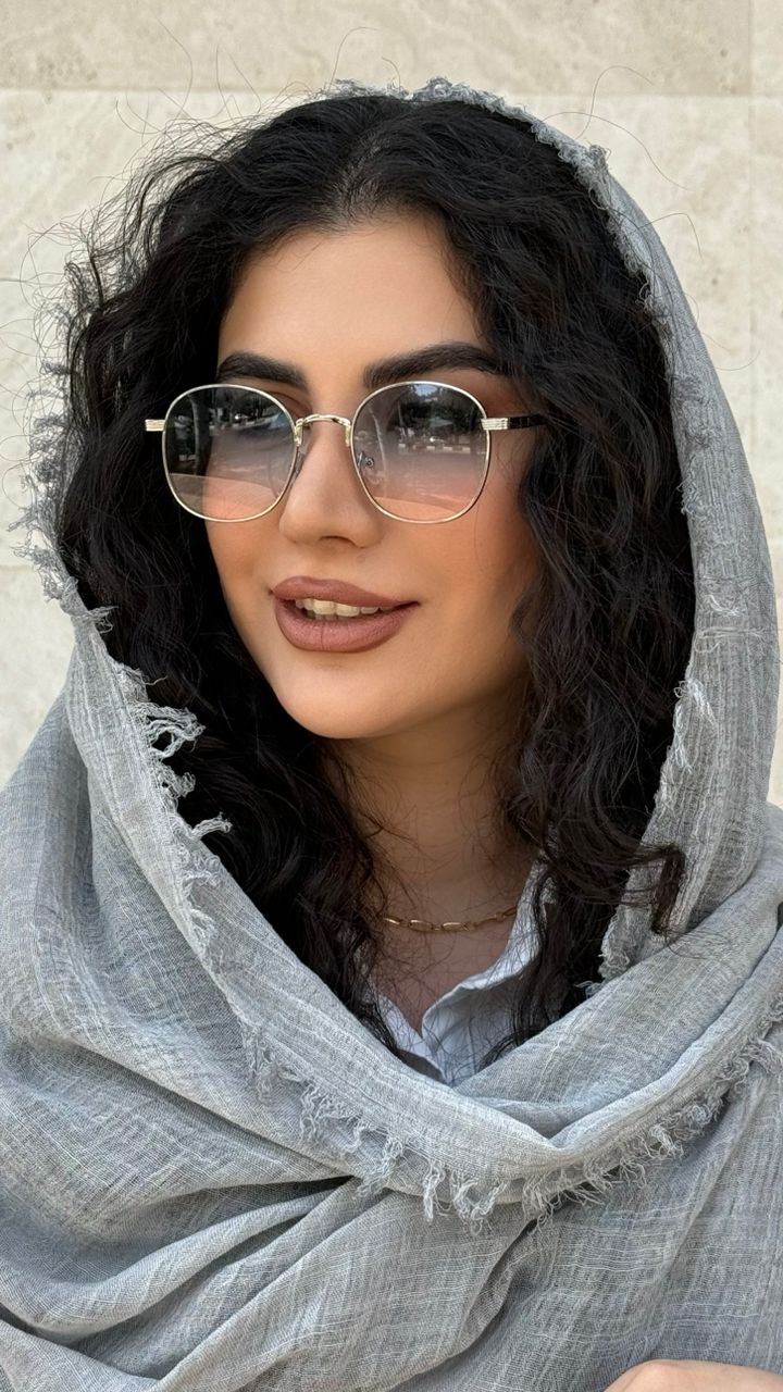 نمای دیگر از عینک گرد فلزی