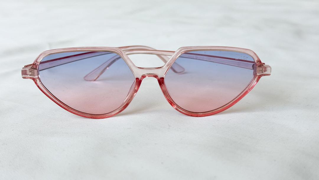 نمای دیگر از عینک صورتی