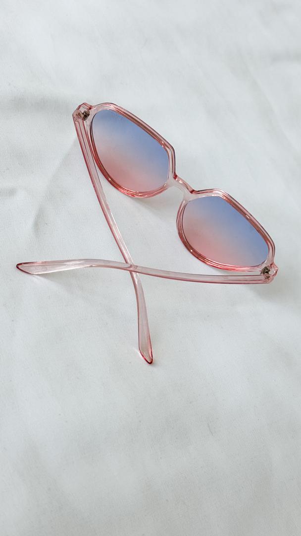 نمای دیگر از عینک صورتی