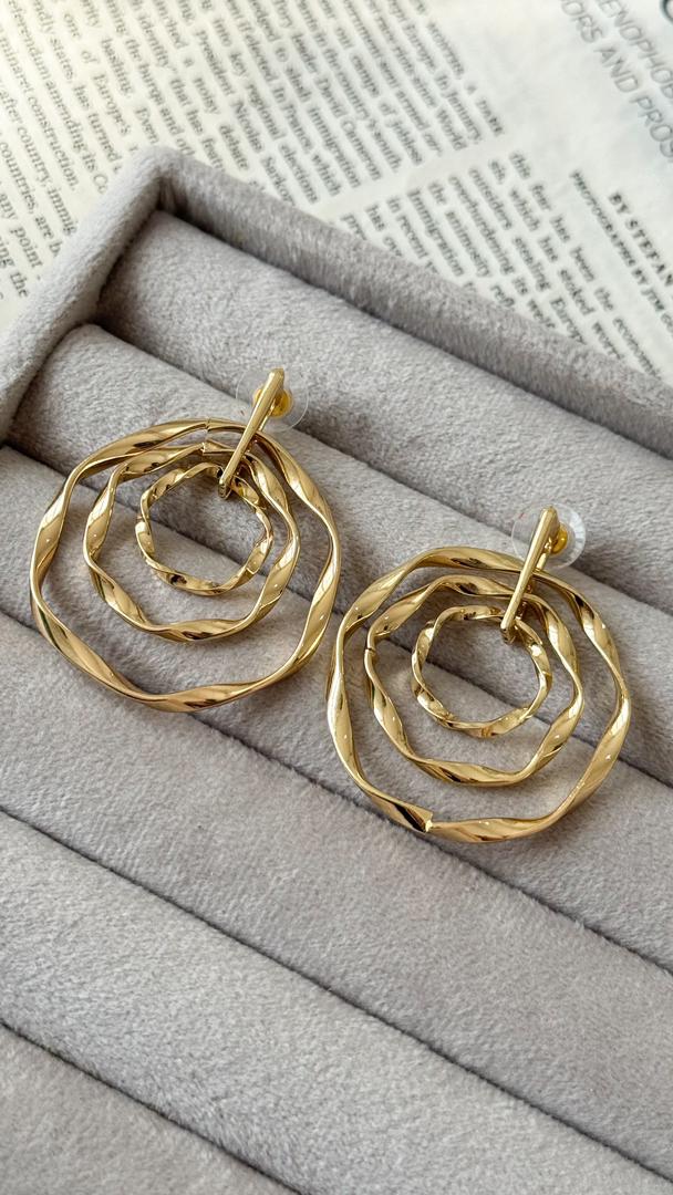 نمای دیگر از گوشواره های دفرمه