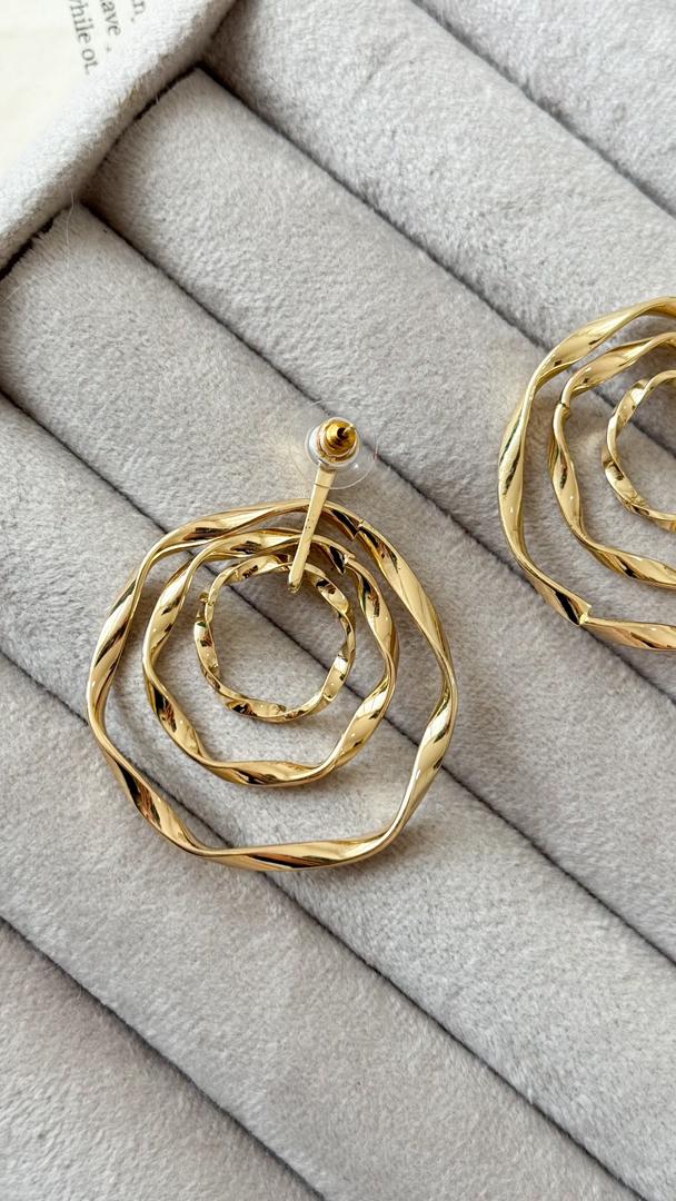 نمای دیگر از گوشواره های دفرمه