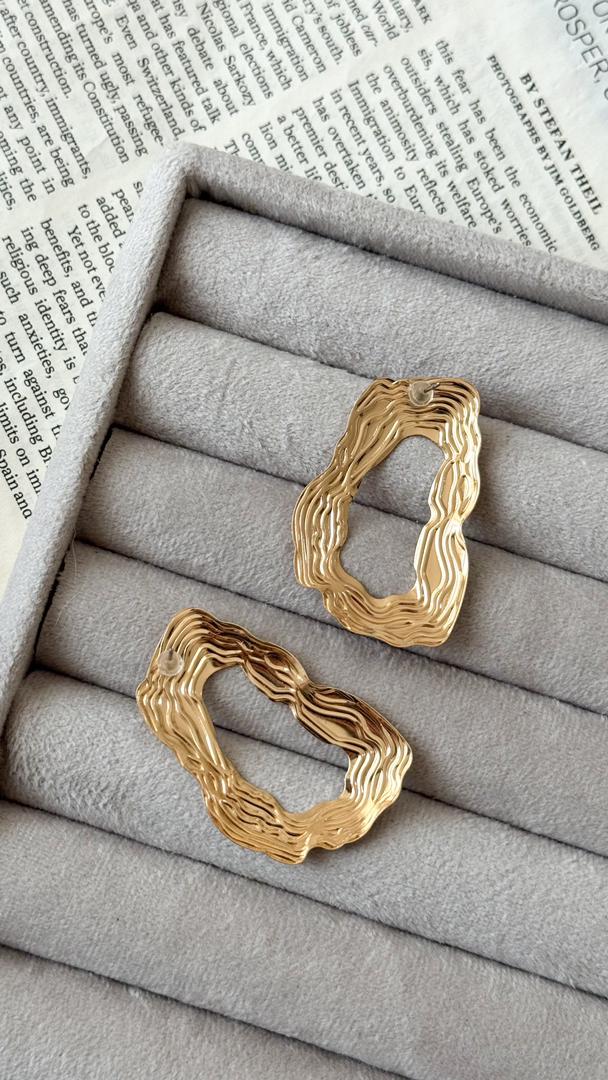 نمای دیگر از گوشواره های دفرمه