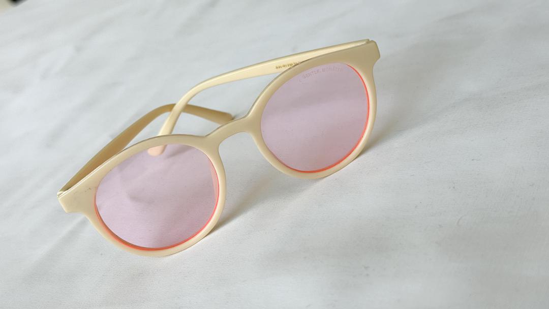 نمای دیگر از عینک گرد رنگی